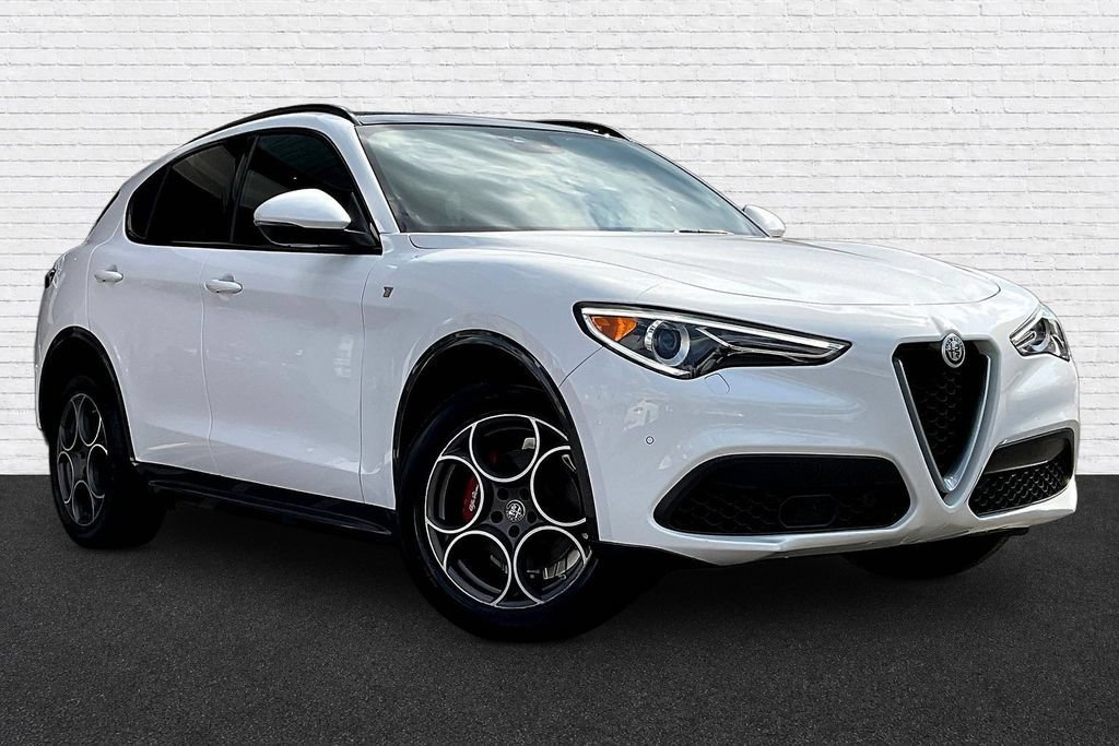 Used 2022 Alfa Romeo Stelvio Ti AWD/4WD image 3