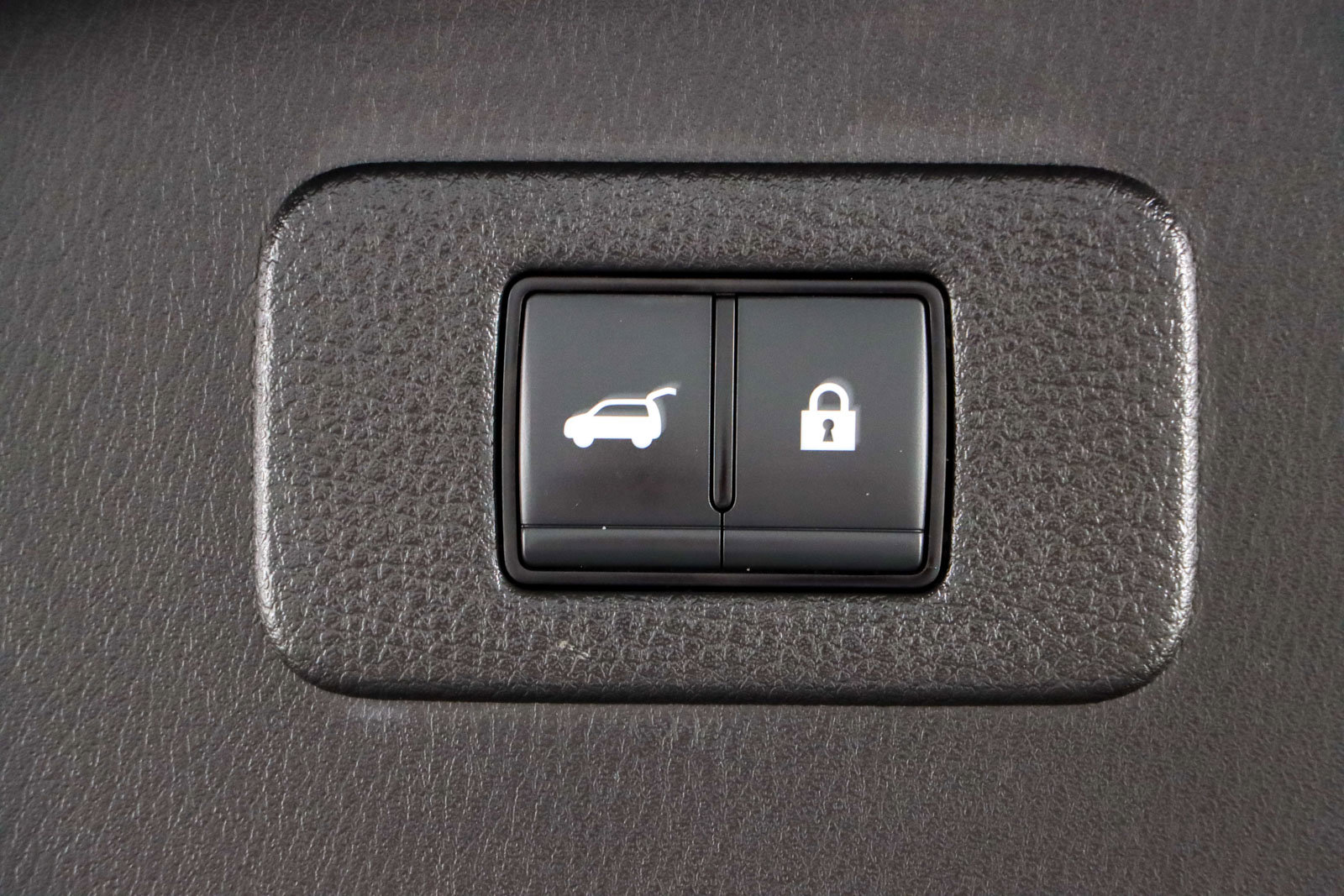 Used 2024 Nissan Armada SL w/ Captain's Chairs Package image 32