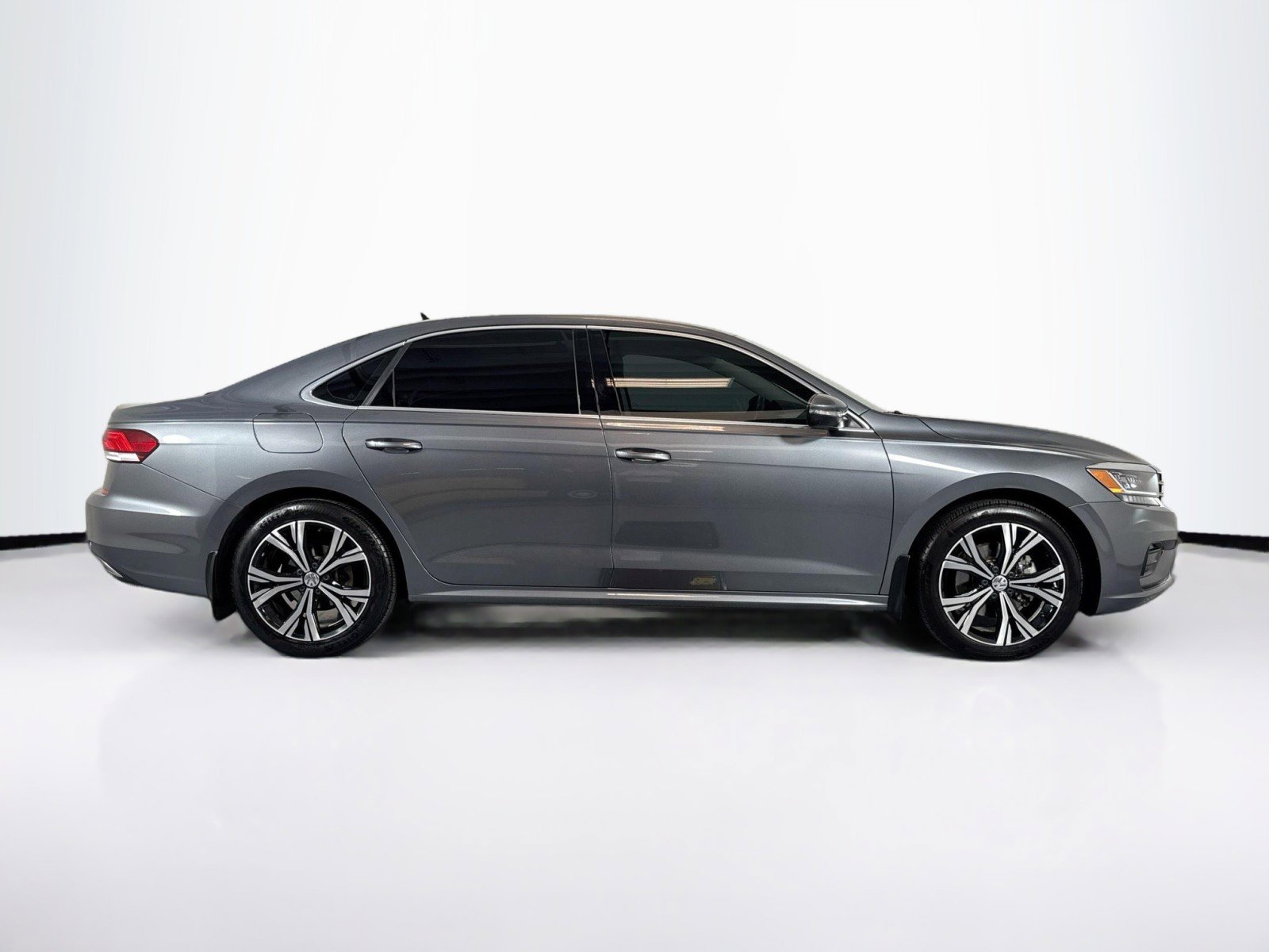 Used 2021 Volkswagen Passat 2.0T SE w/ Luggage Net & Mats Package FWD image 8