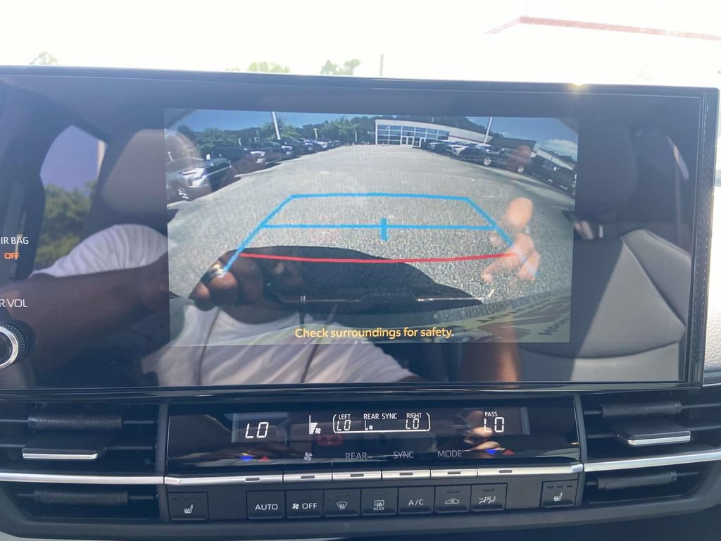 Used 2025 Toyota Sienna XLE w/ XLE Plus Package FWD image 27