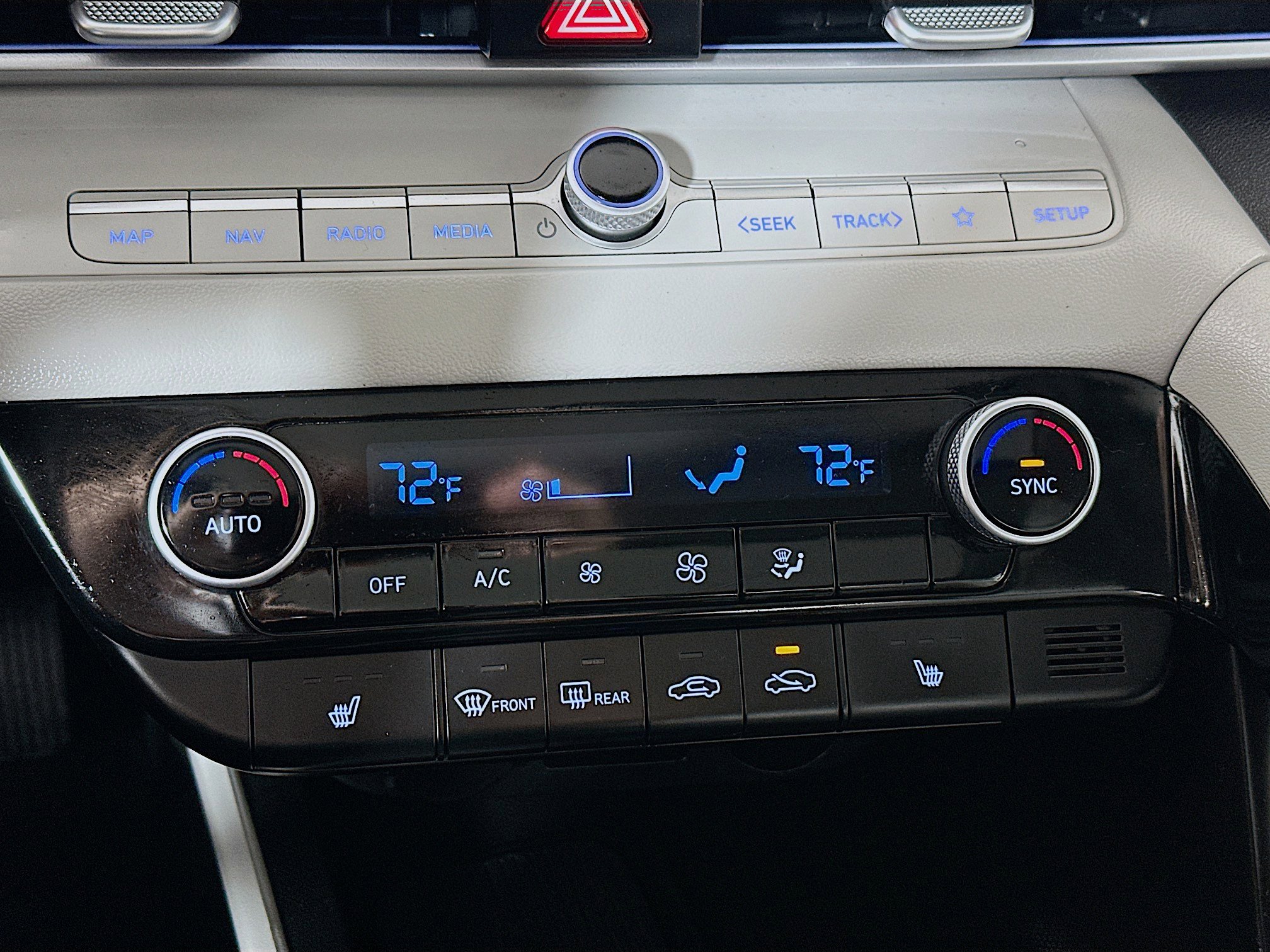 Certified 2024 Hyundai Elantra Limited FWD image 16