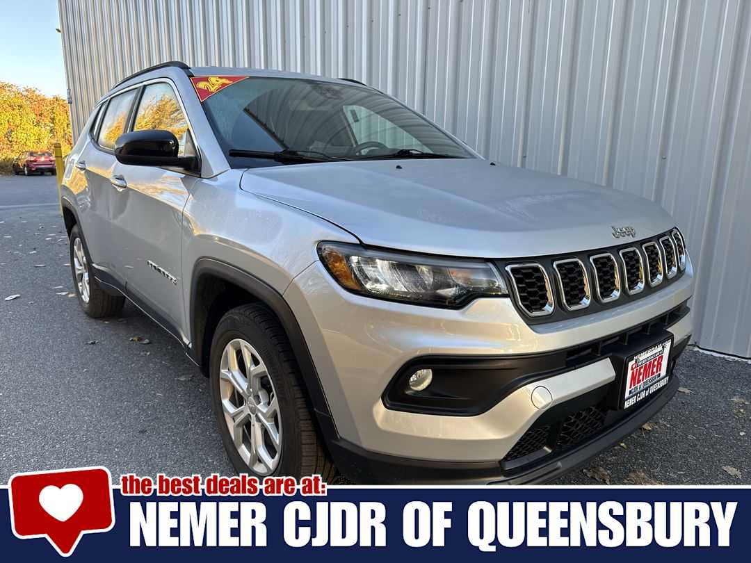 Used 2024 Jeep Compass Latitude AWD/4WD image 1
