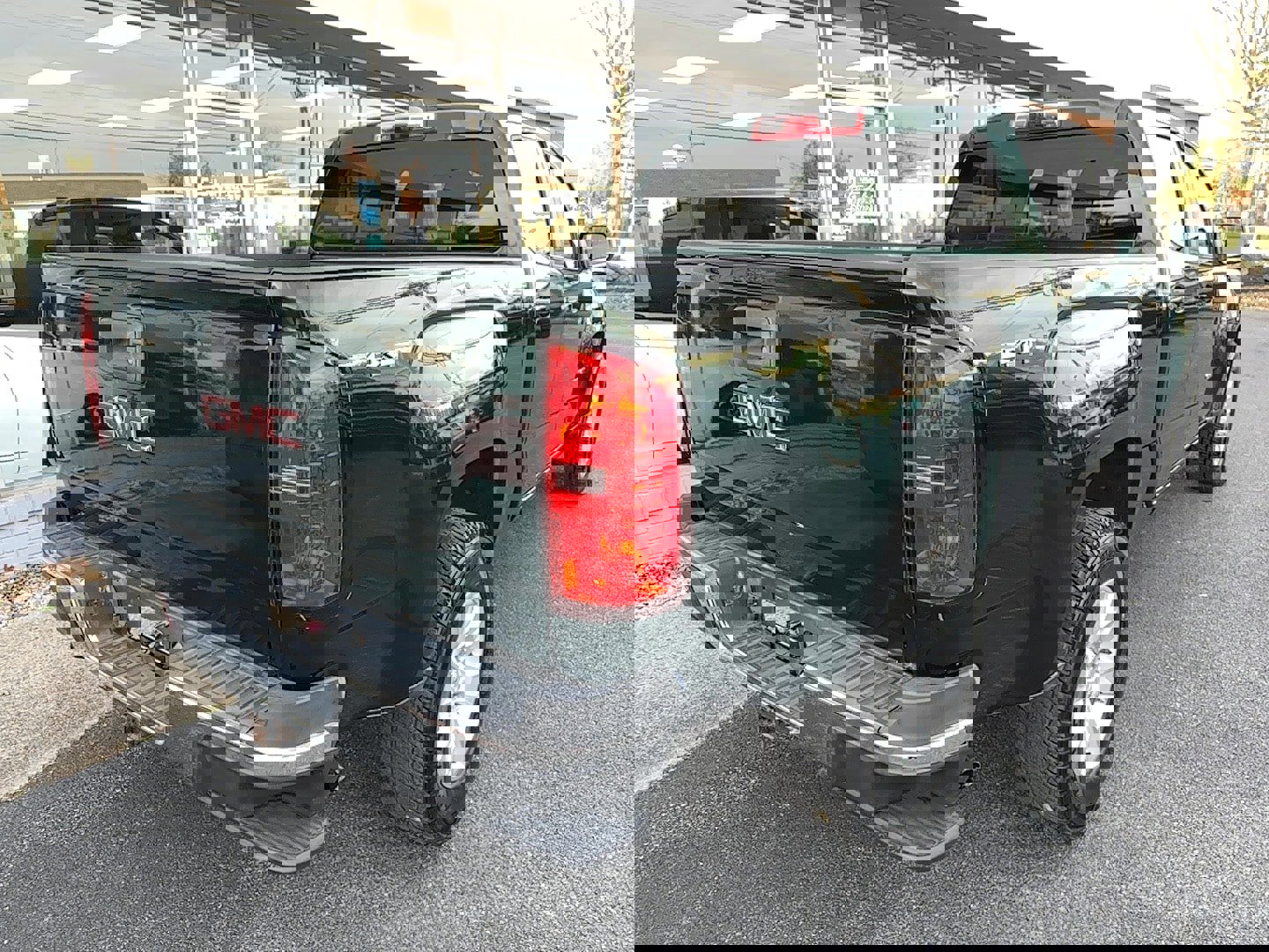 Used 2015 GMC Canyon SLE image 3