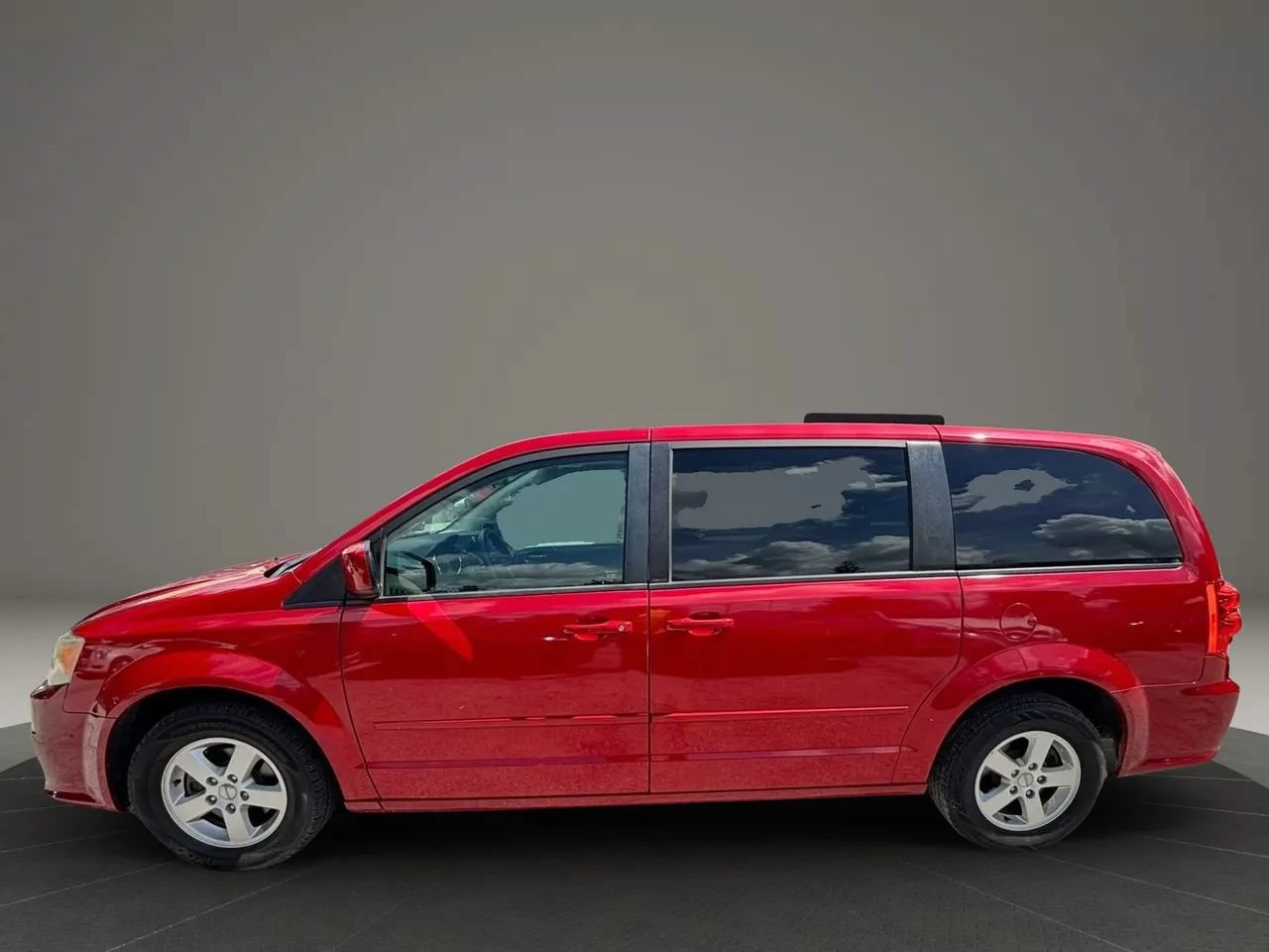 Used 2013 Dodge Grand Caravan SXT FWD image 2
