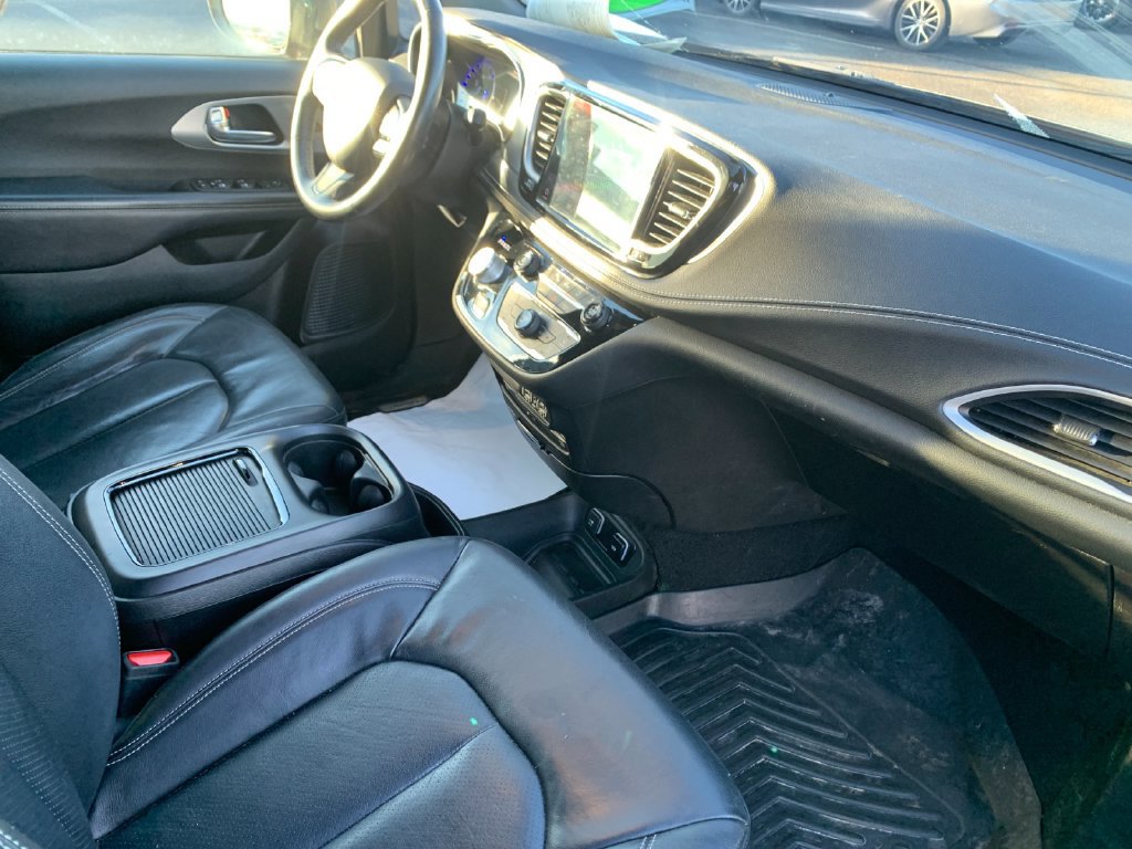 Used 2021 Chrysler Pacifica Touring-L w/ Uconnect Theater Family Group FWD image 18