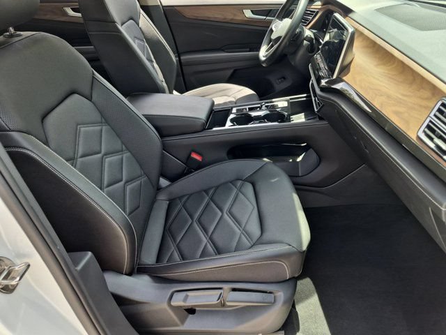 Used 2025 Volkswagen Atlas SE FWD image 31