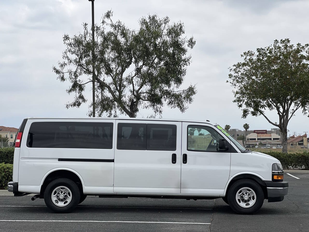 Used 2018 Chevrolet Express 3500 LT w/ LT Preferred Equipment Group RWD image 2