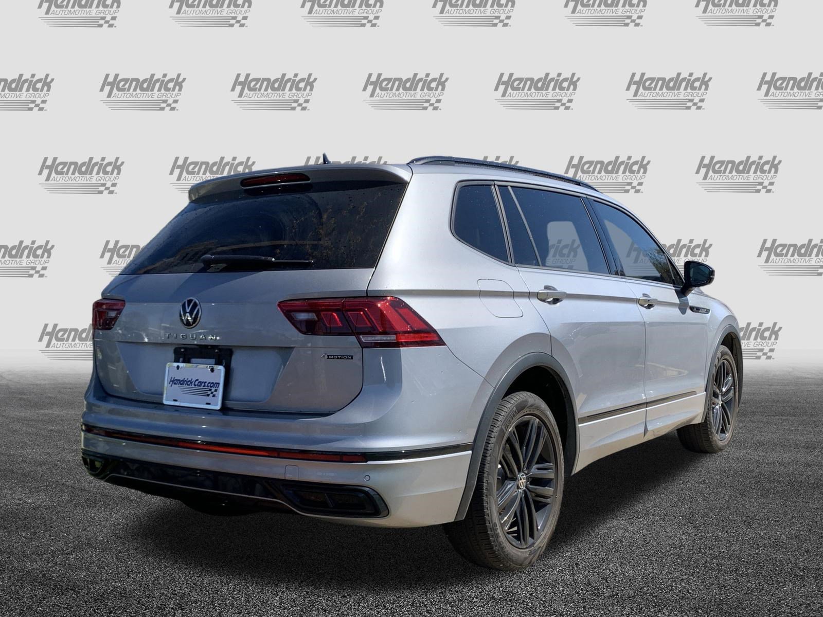 Used 2022 Volkswagen Tiguan SE R-Line image 10