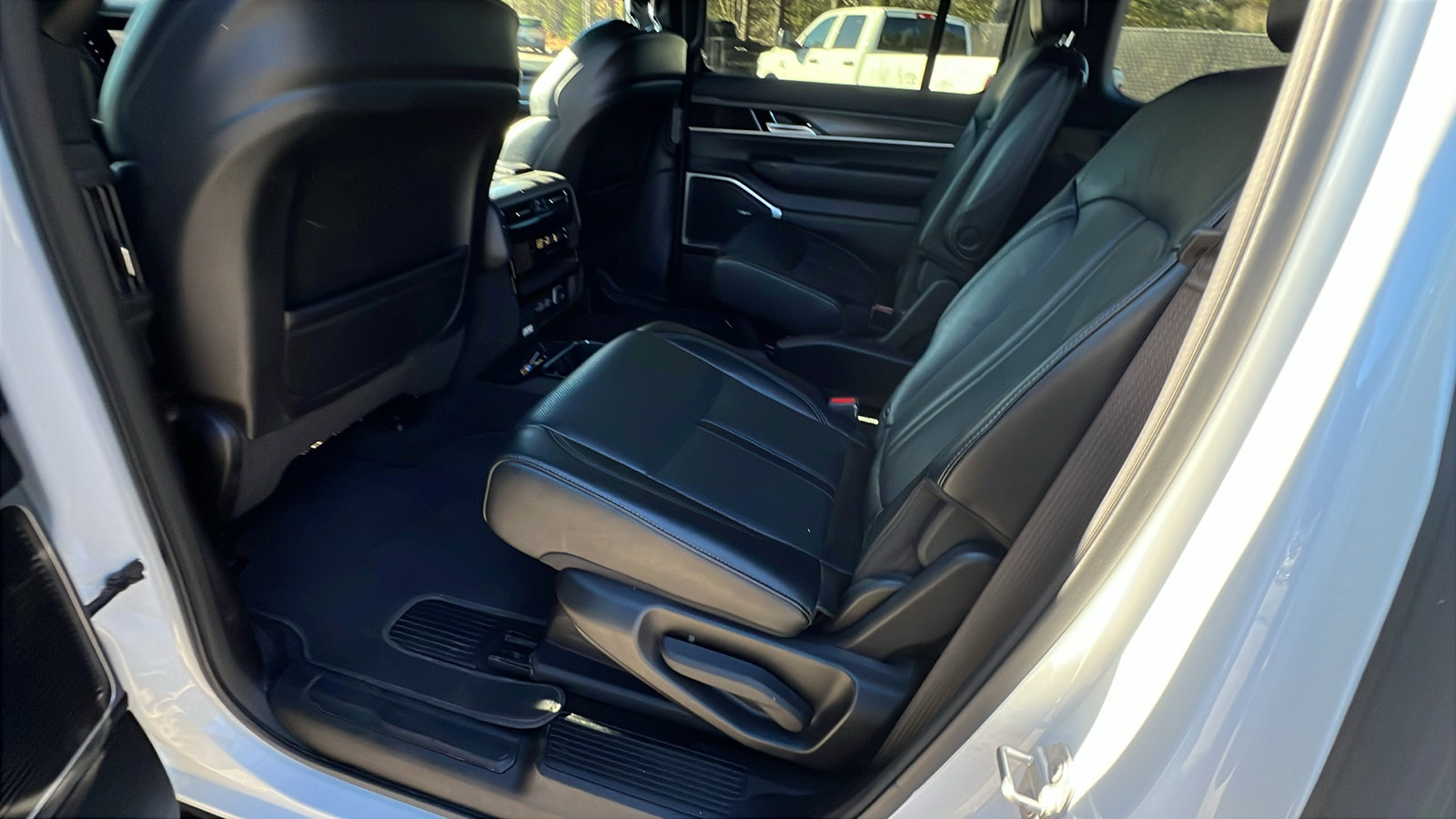 Certified 2024 Jeep Wagoneer Series III image 25