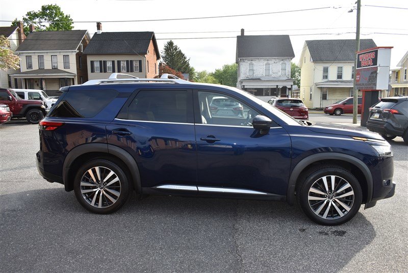Used 2022 Nissan Pathfinder Platinum w/ Cargo Package image 8