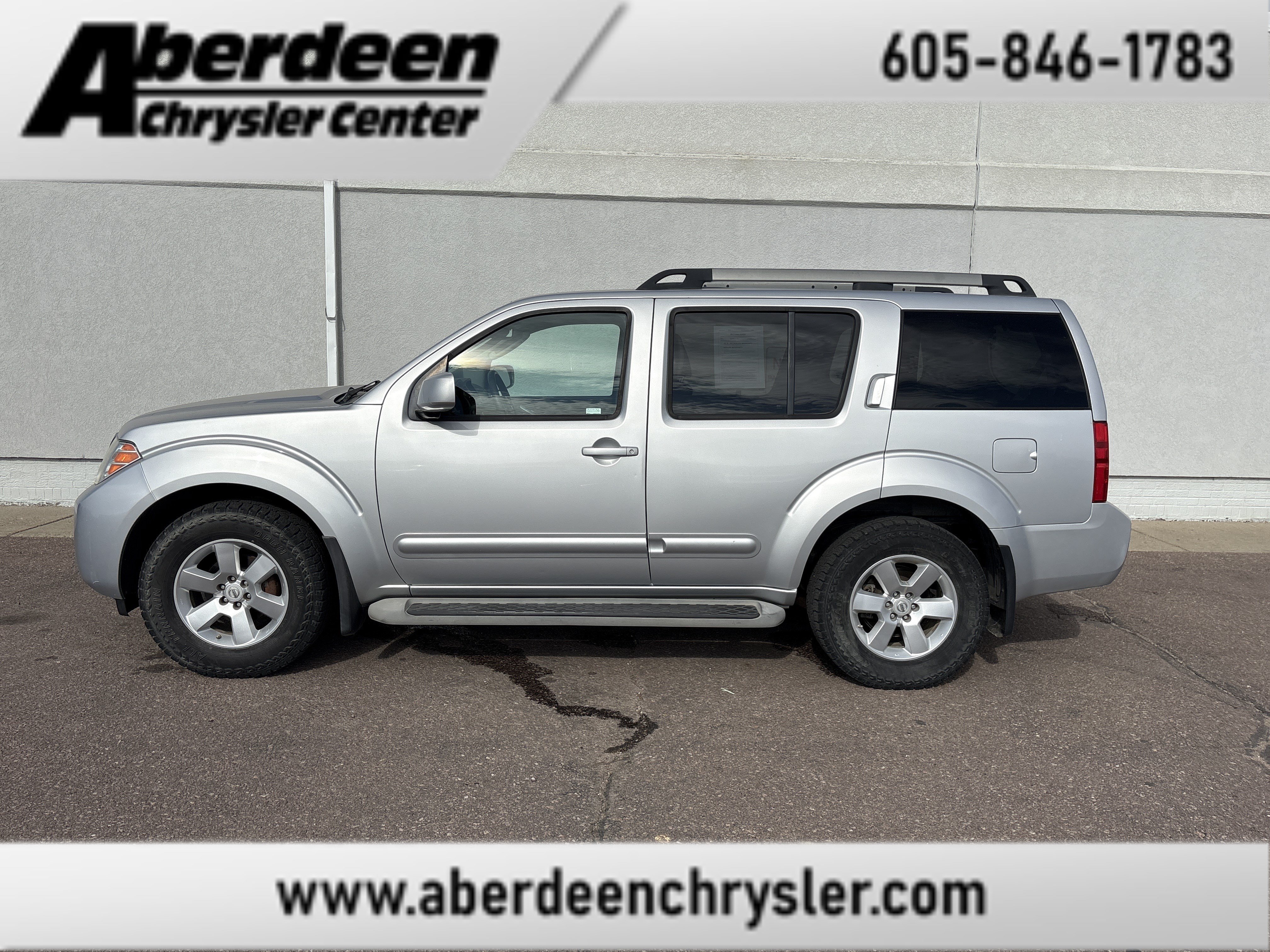 Used 2011 Nissan Pathfinder SV RWD image 1