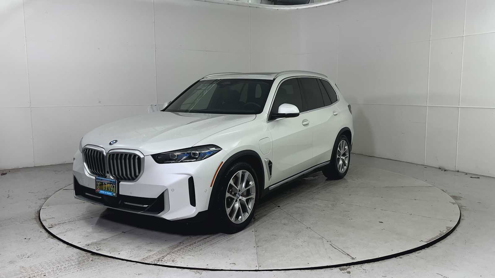 Used 2024 BMW X5 xDrive50e w/ Premium Package image 6
