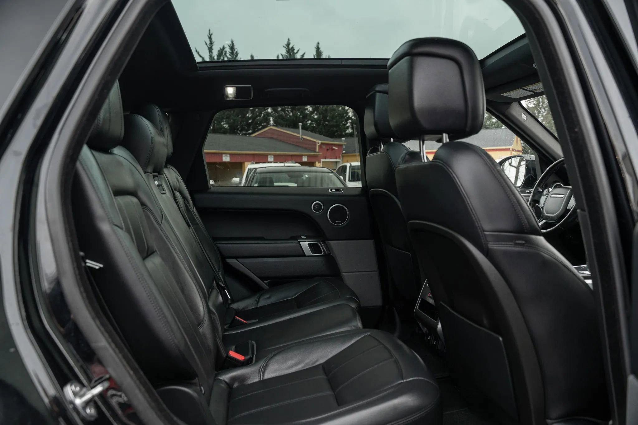 Used 2018 Land Rover Range Rover Sport SE image 12