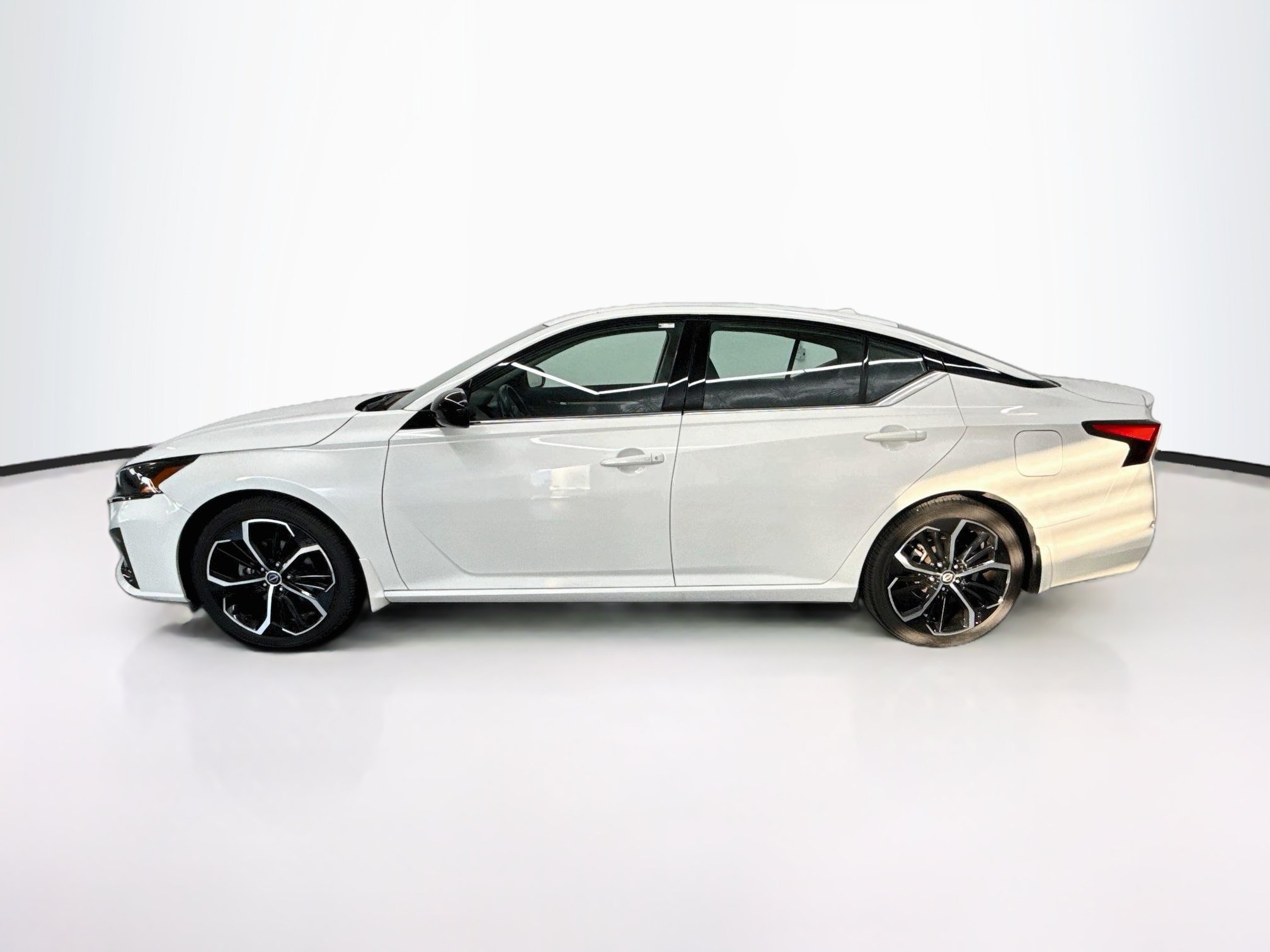Used 2023 Nissan Altima 2.5 SR FWD image 4
