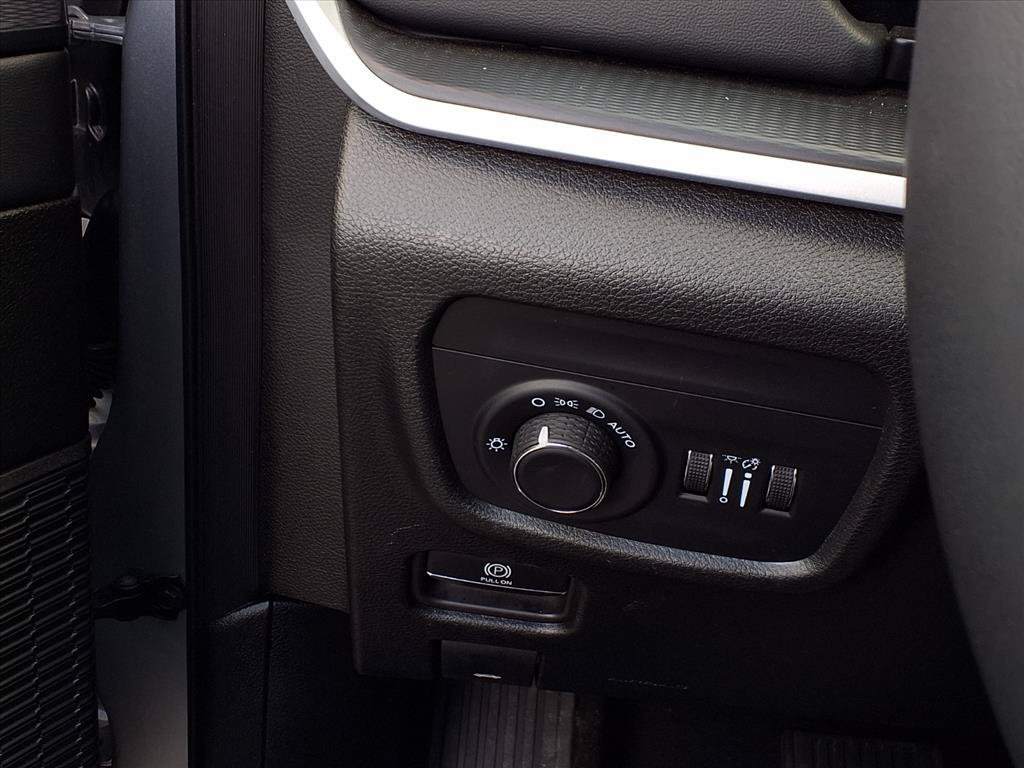 Used 2025 Jeep Grand Cherokee Altitude AWD/4WD image 15