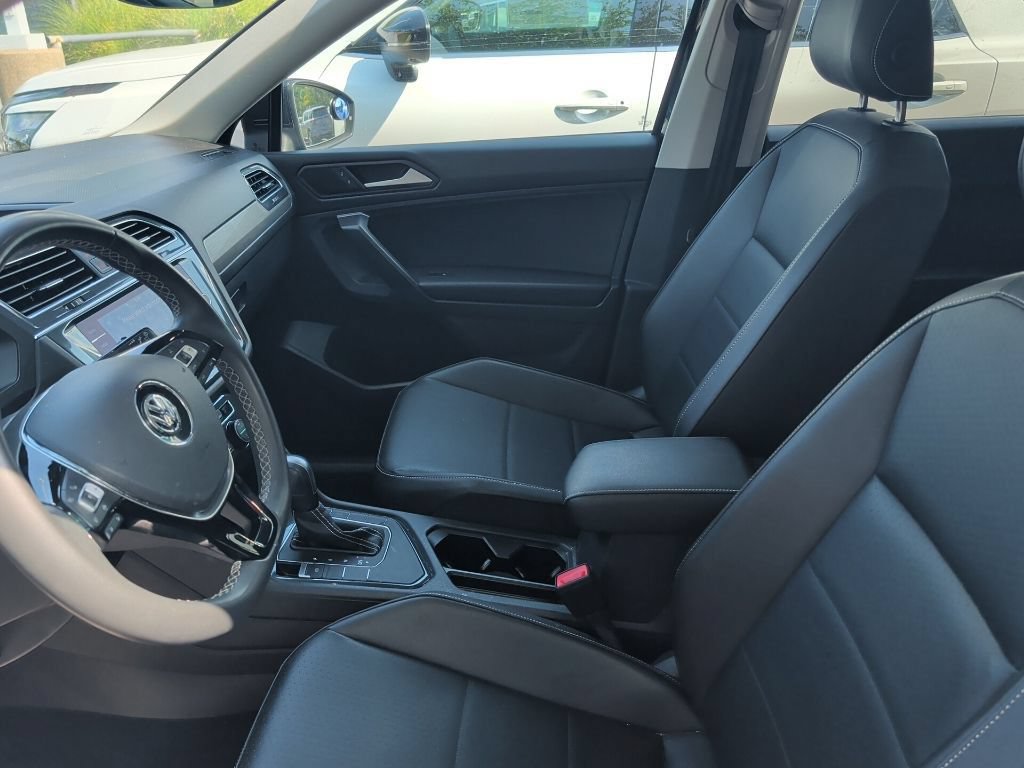 Used 2021 Volkswagen Tiguan SE w/ Panoramic Sunroof Package FWD image 6