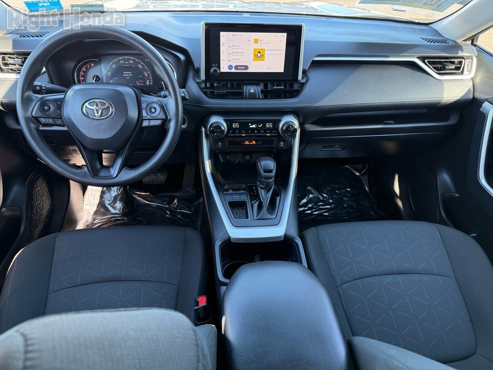 Used 2025 Toyota RAV4 XLE image 27