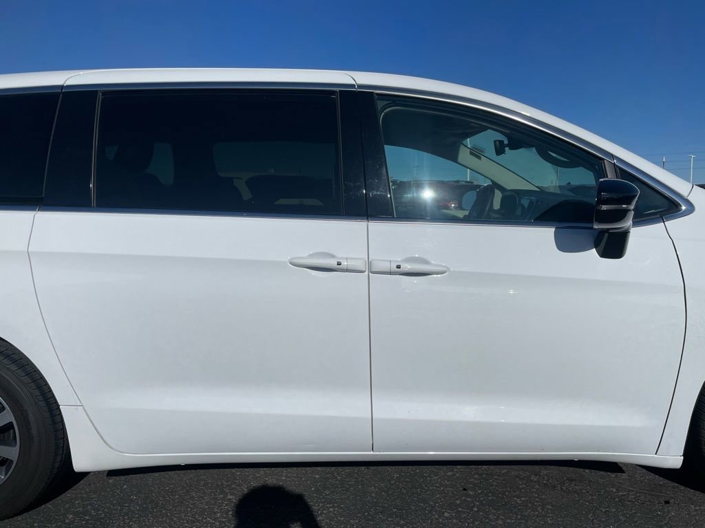 Used 2024 Chrysler Pacifica Select image 30
