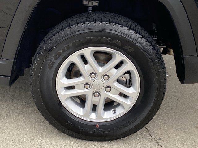 Used 2024 Jeep Grand Cherokee Laredo image 32