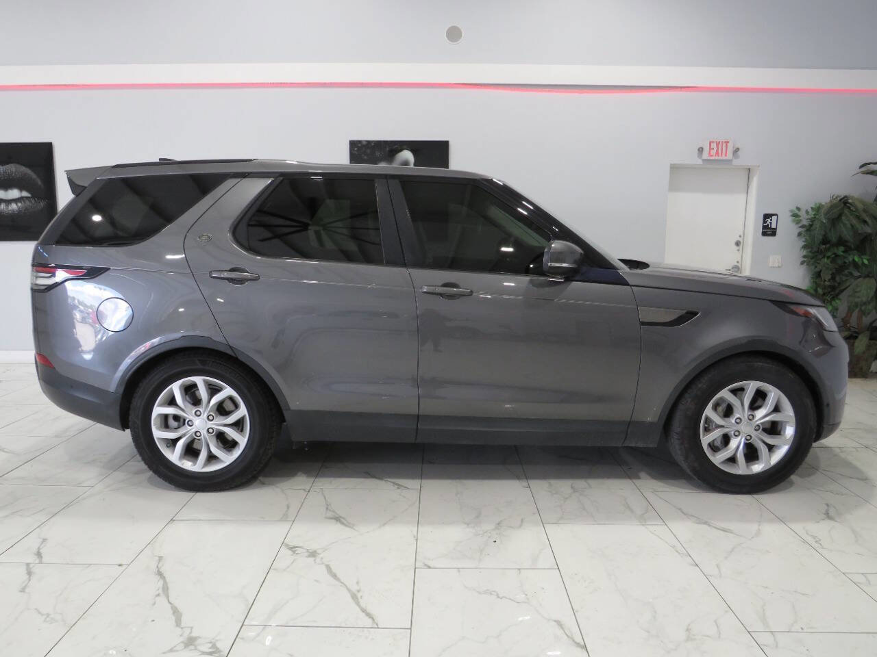 Used 2018 Land Rover Discovery SE AWD/4WD image 3