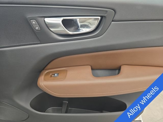 Used 2022 Volvo XC60 B5 Momentum AWD/4WD image 11