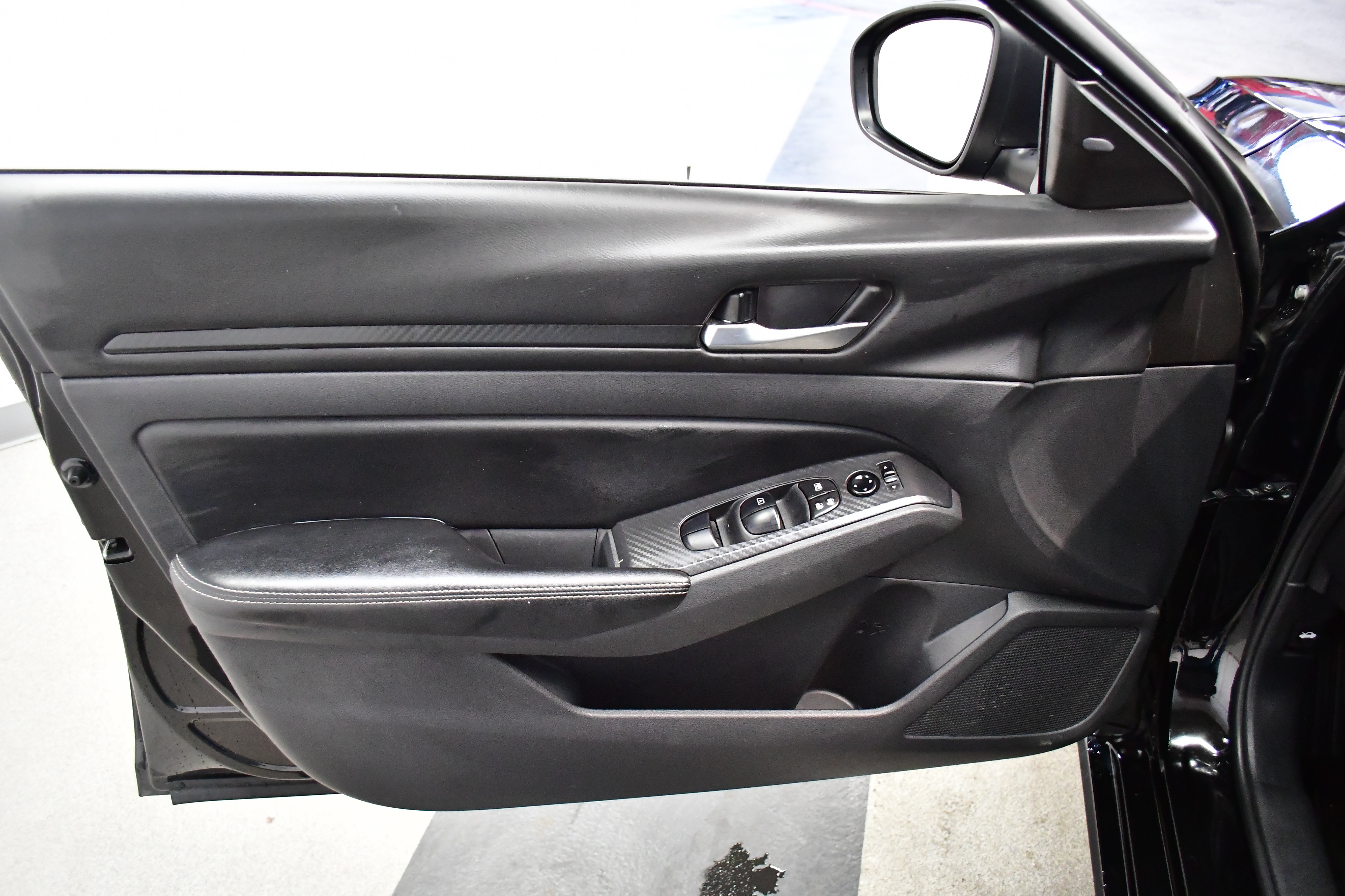 Used 2025 Nissan Altima 2.5 SV FWD image 16