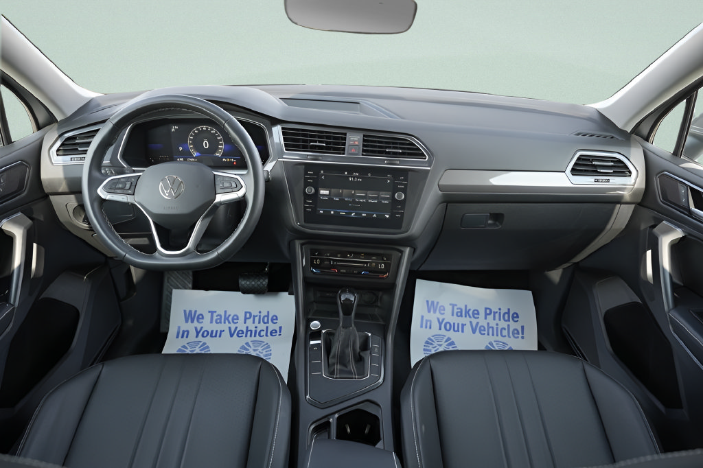 Used 2023 Volkswagen Tiguan SE w/ Panoramic Sunroof Package FWD image 17