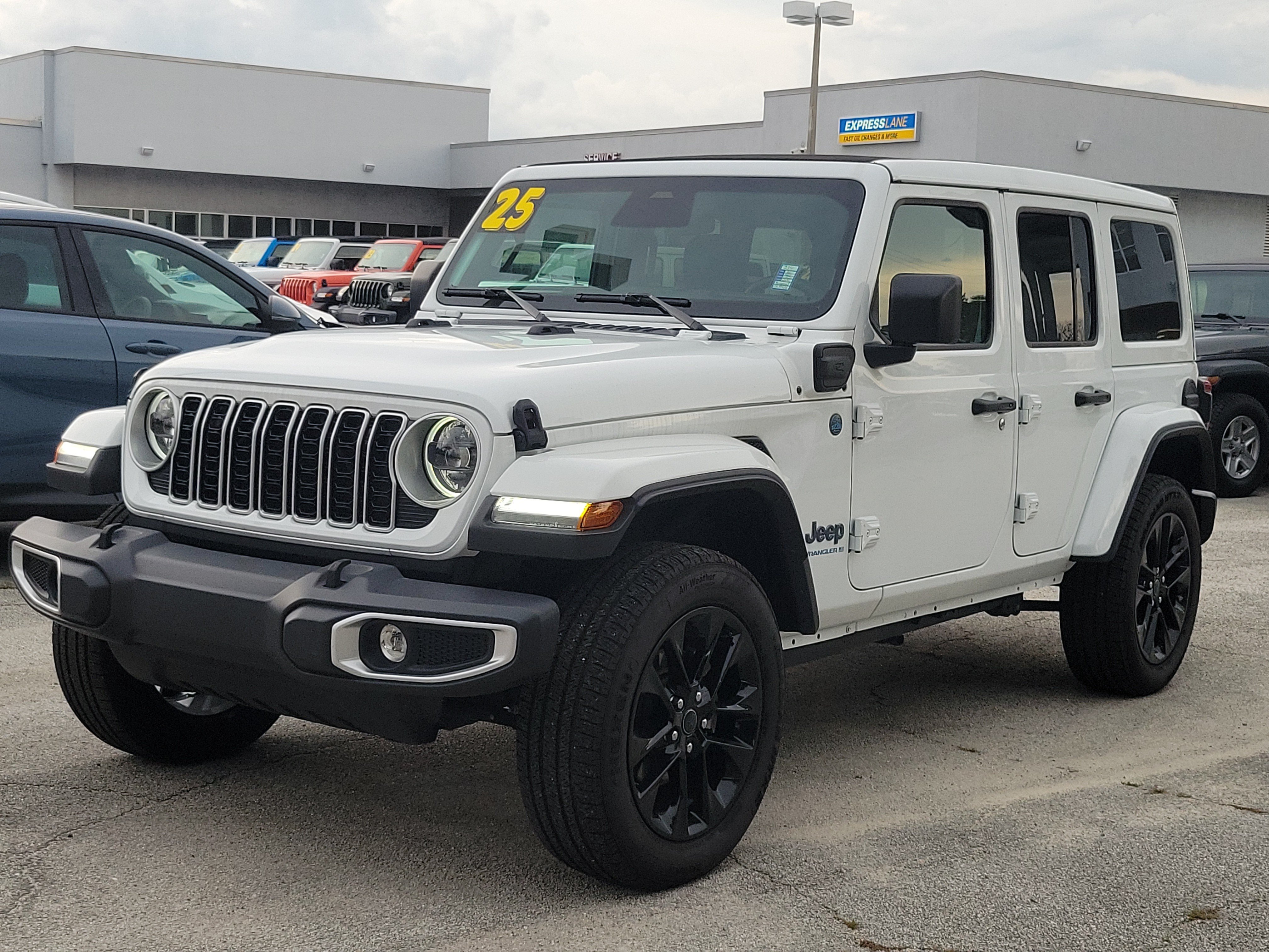 Used 2025 Jeep Wrangler Unlimited Sahara w/ Safety Group AWD/4WD image 2