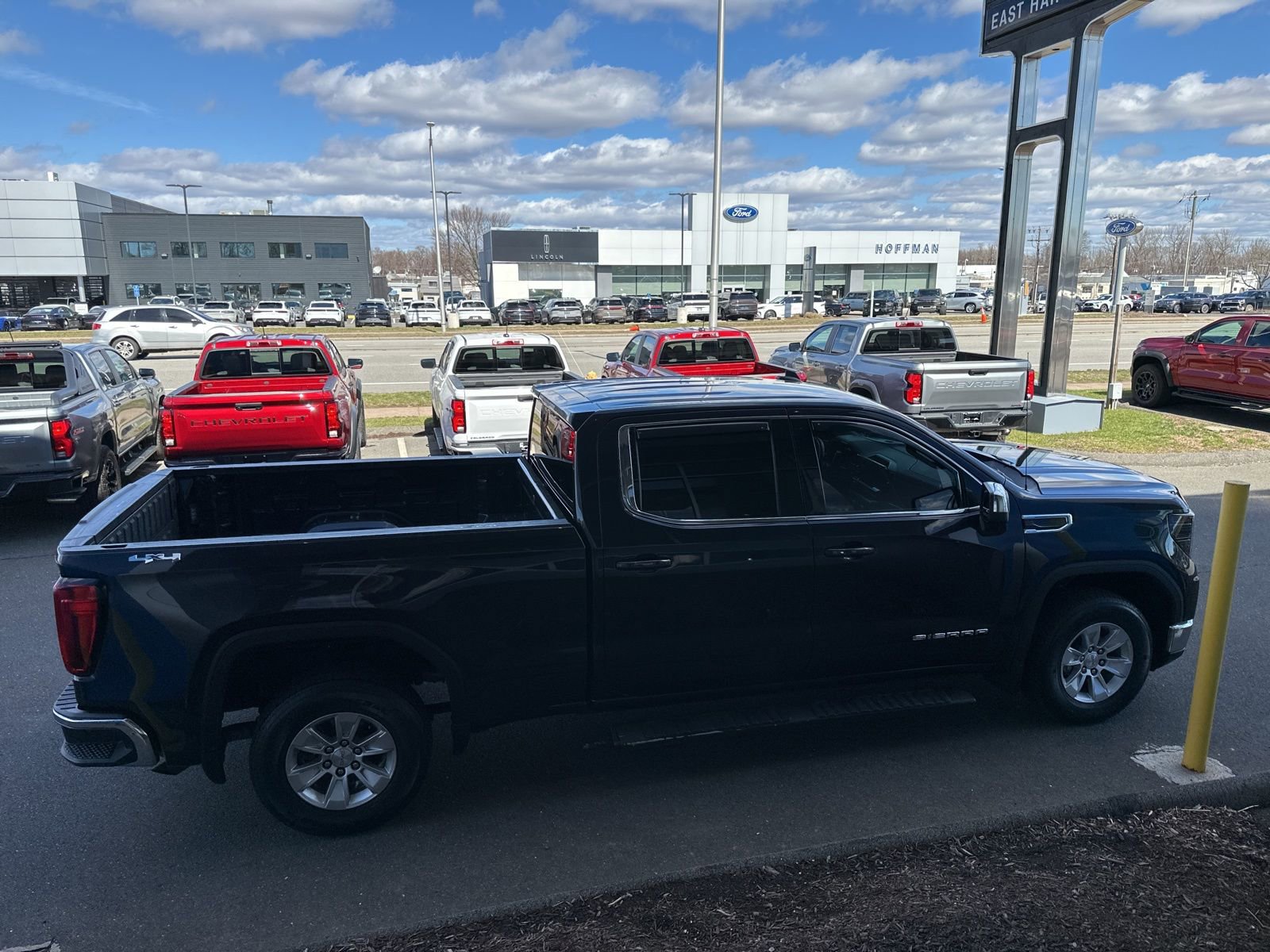 Used 2022 GMC Sierra 1500 SLE image 4