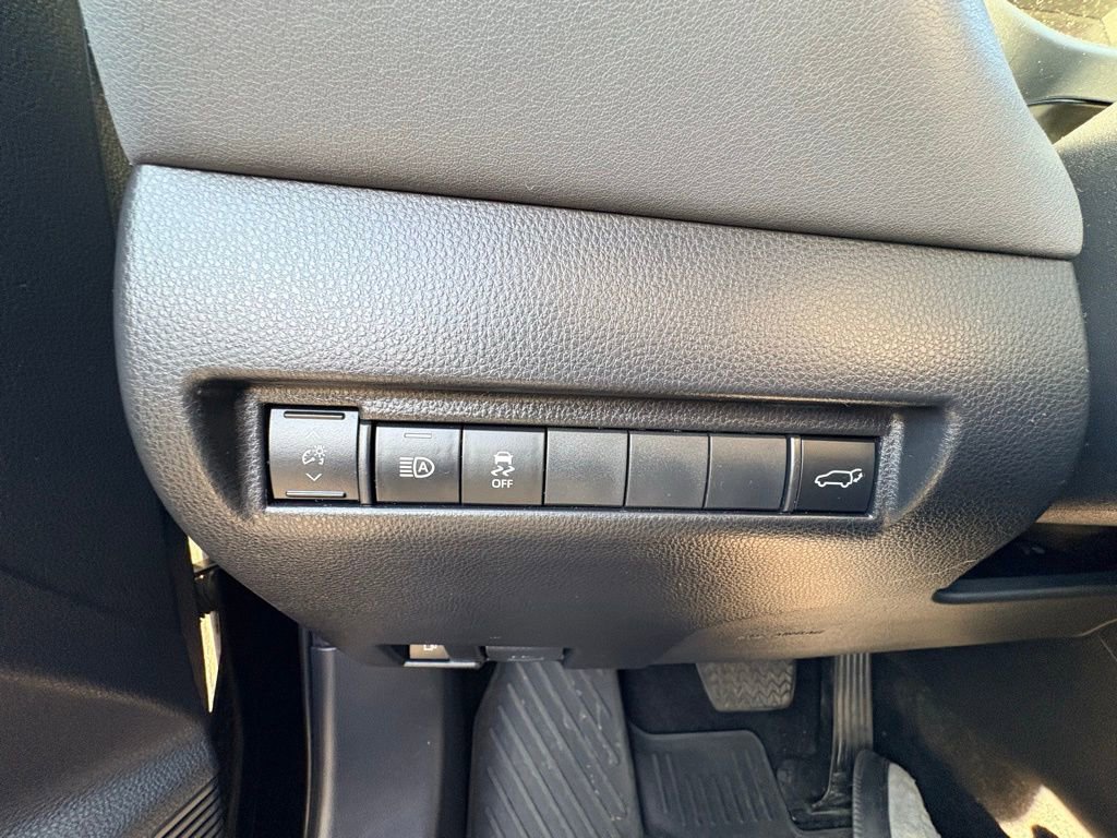 Used 2023 Toyota Venza LE image 28