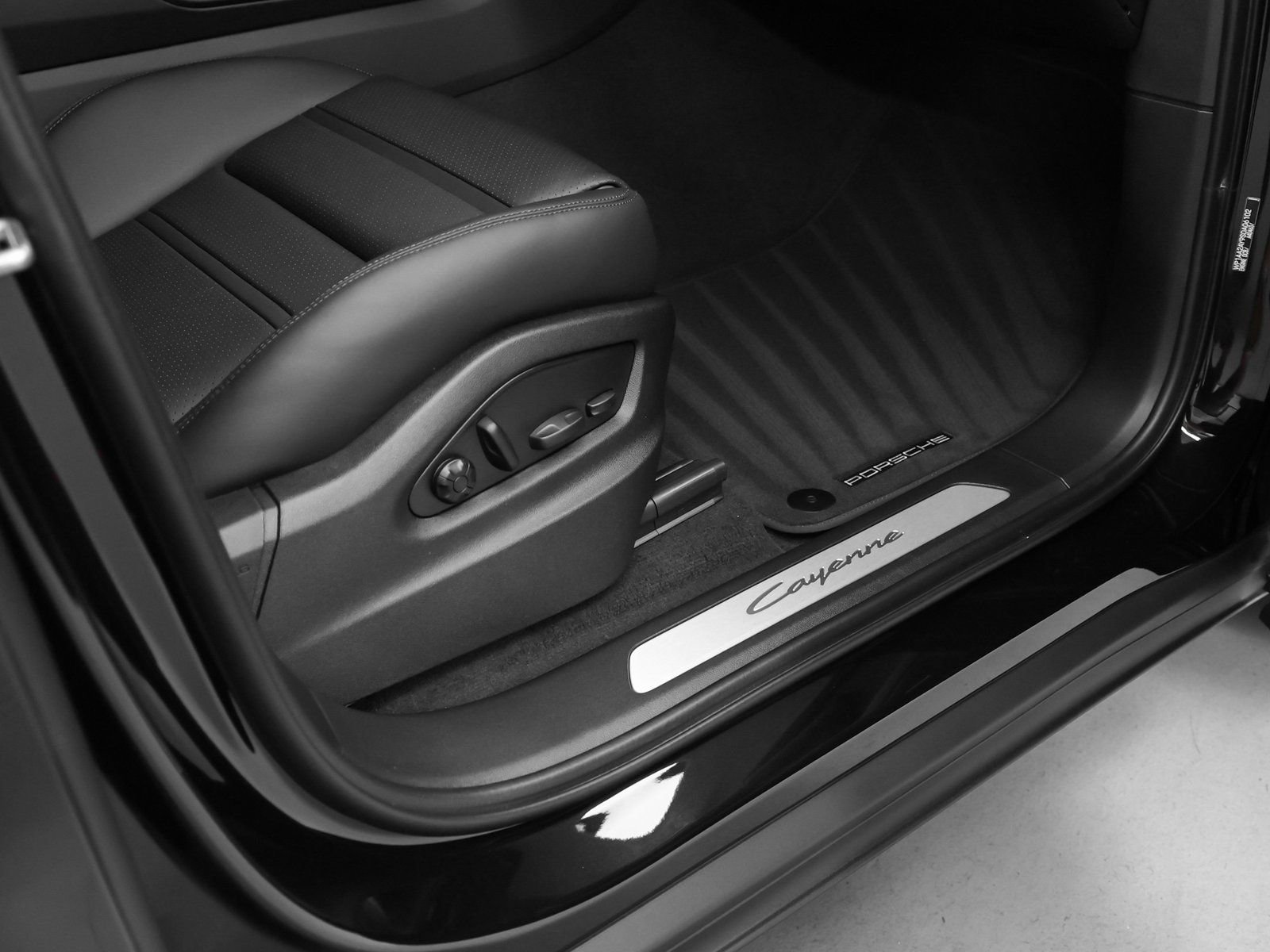 Certified 2025 Porsche Cayenne image 17