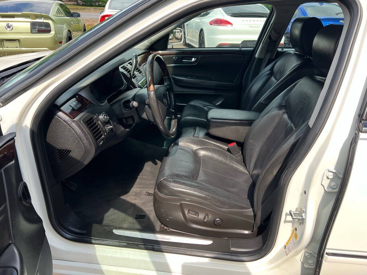 Used 2011 Cadillac DTS Luxury FWD image 18