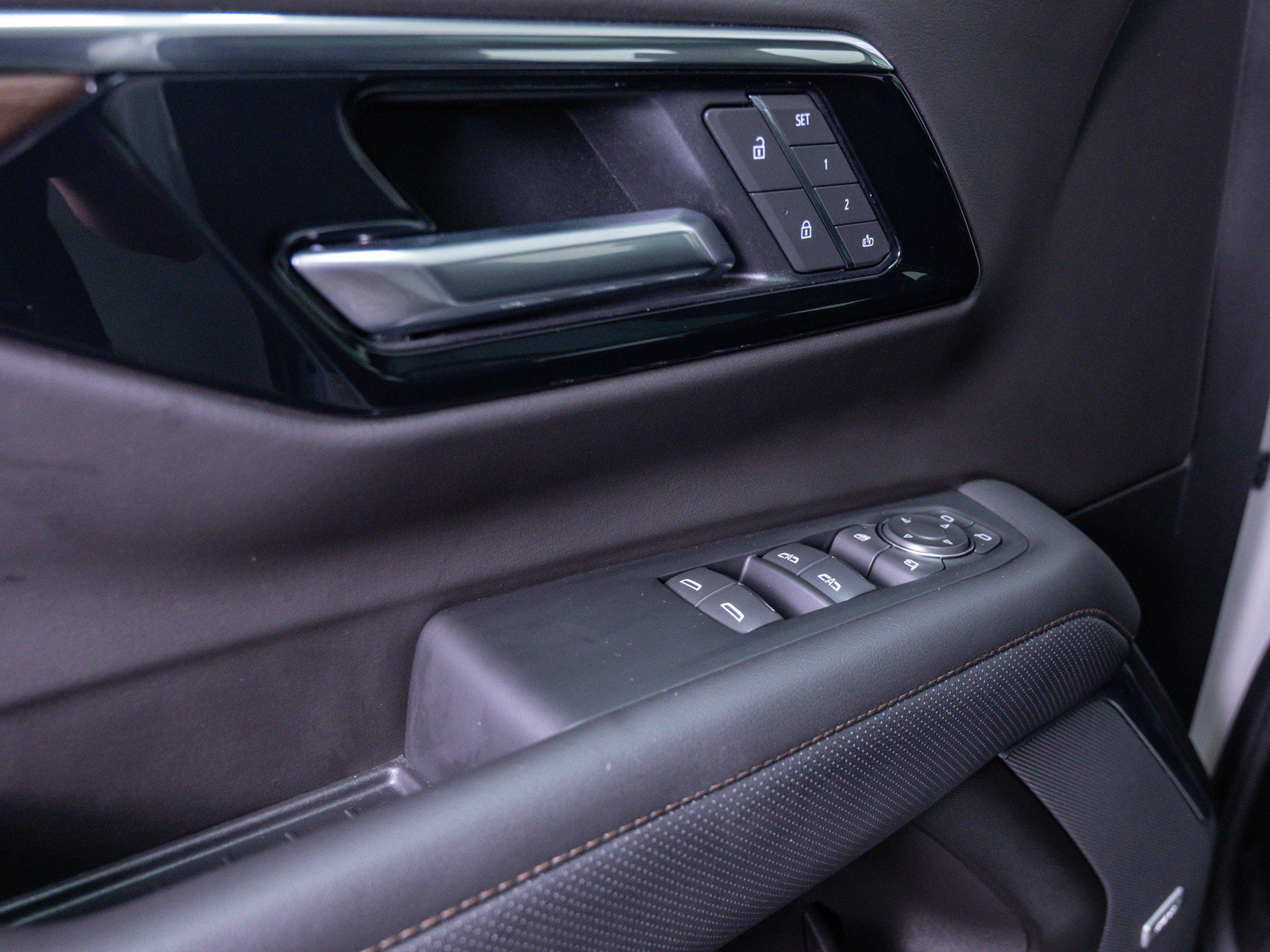 Used 2025 Chevrolet Tahoe High Country AWD/4WD image 19