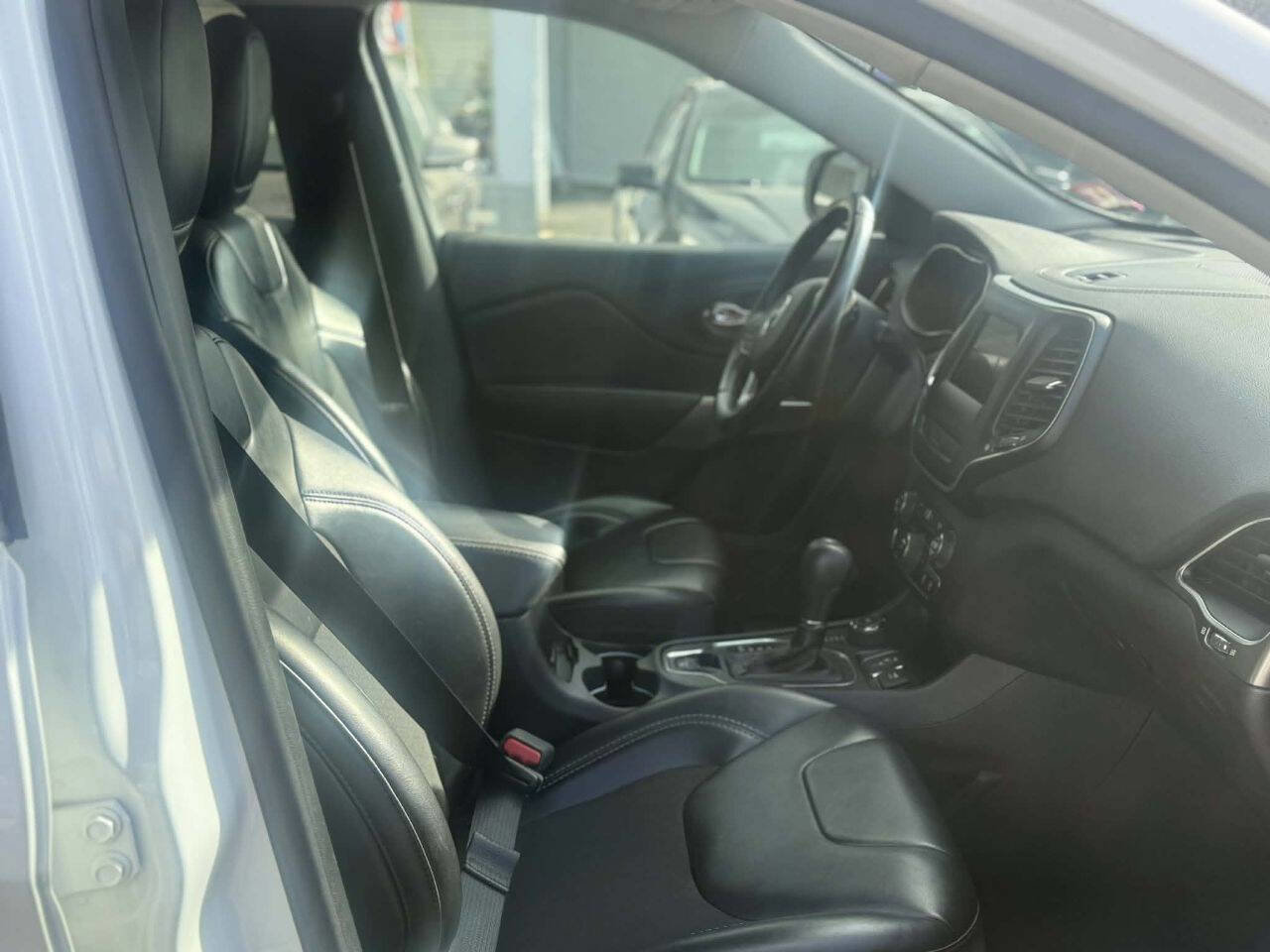 Used 2019 Jeep Cherokee Latitude Plus AWD/4WD image 14