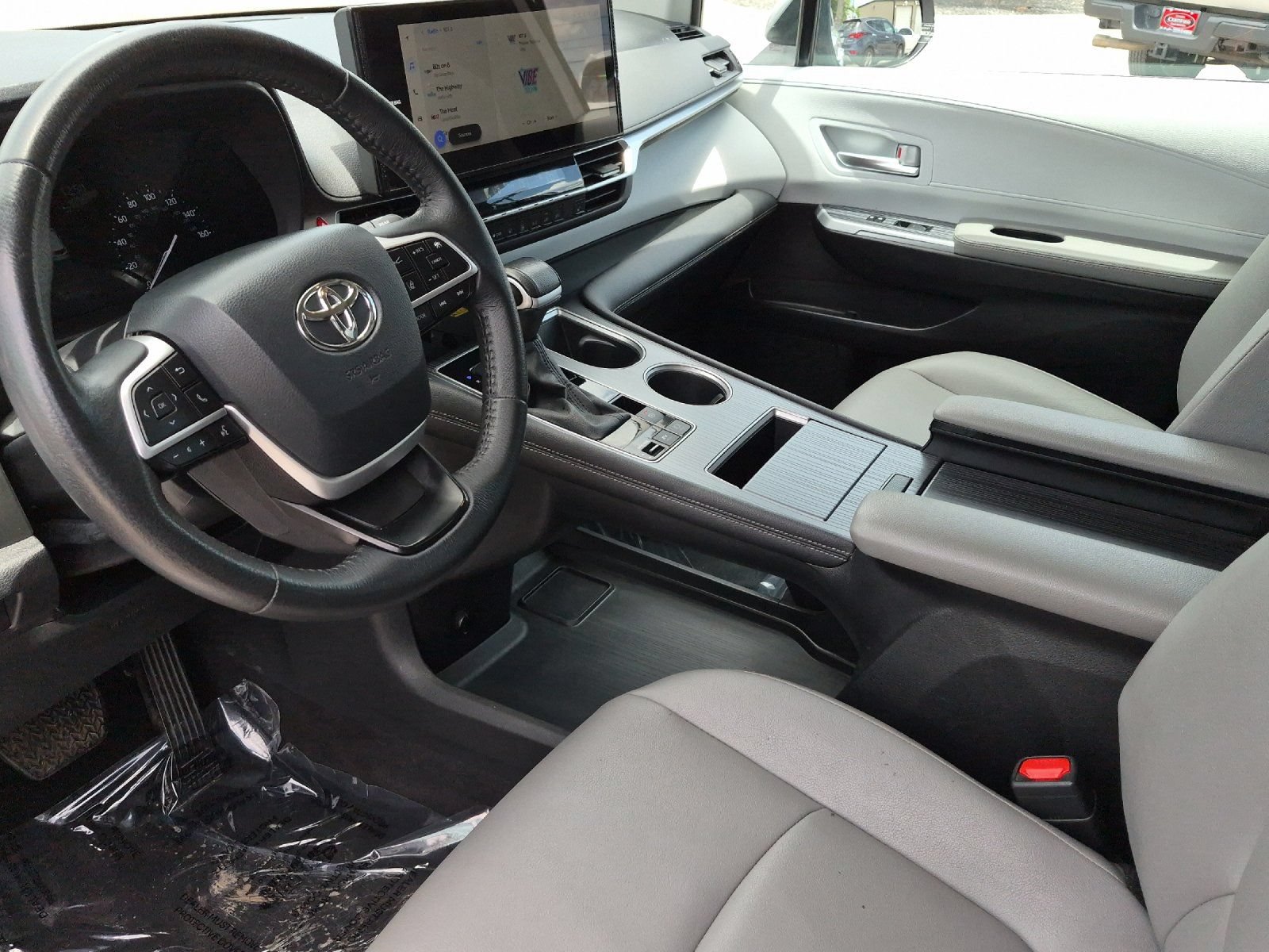 Used 2025 Toyota Sienna XLE FWD image 9