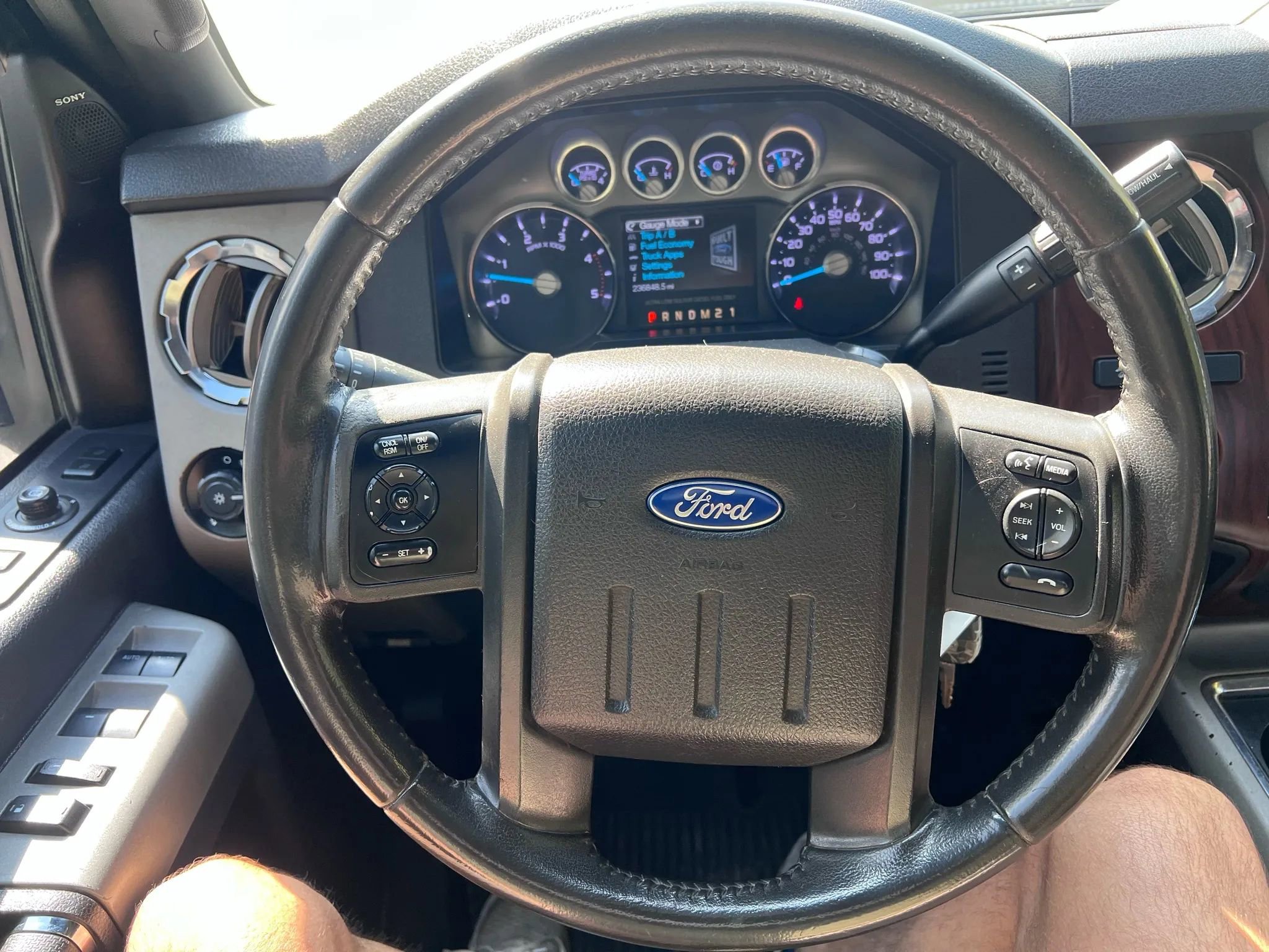 Used 2015 Ford F250 Lariat w/ Lariat Interior Package image 15