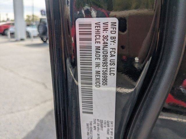 Used 2025 Jeep Compass Latitude image 31