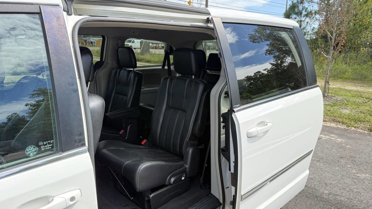 Used 2013 Chrysler Town & Country Touring image 12