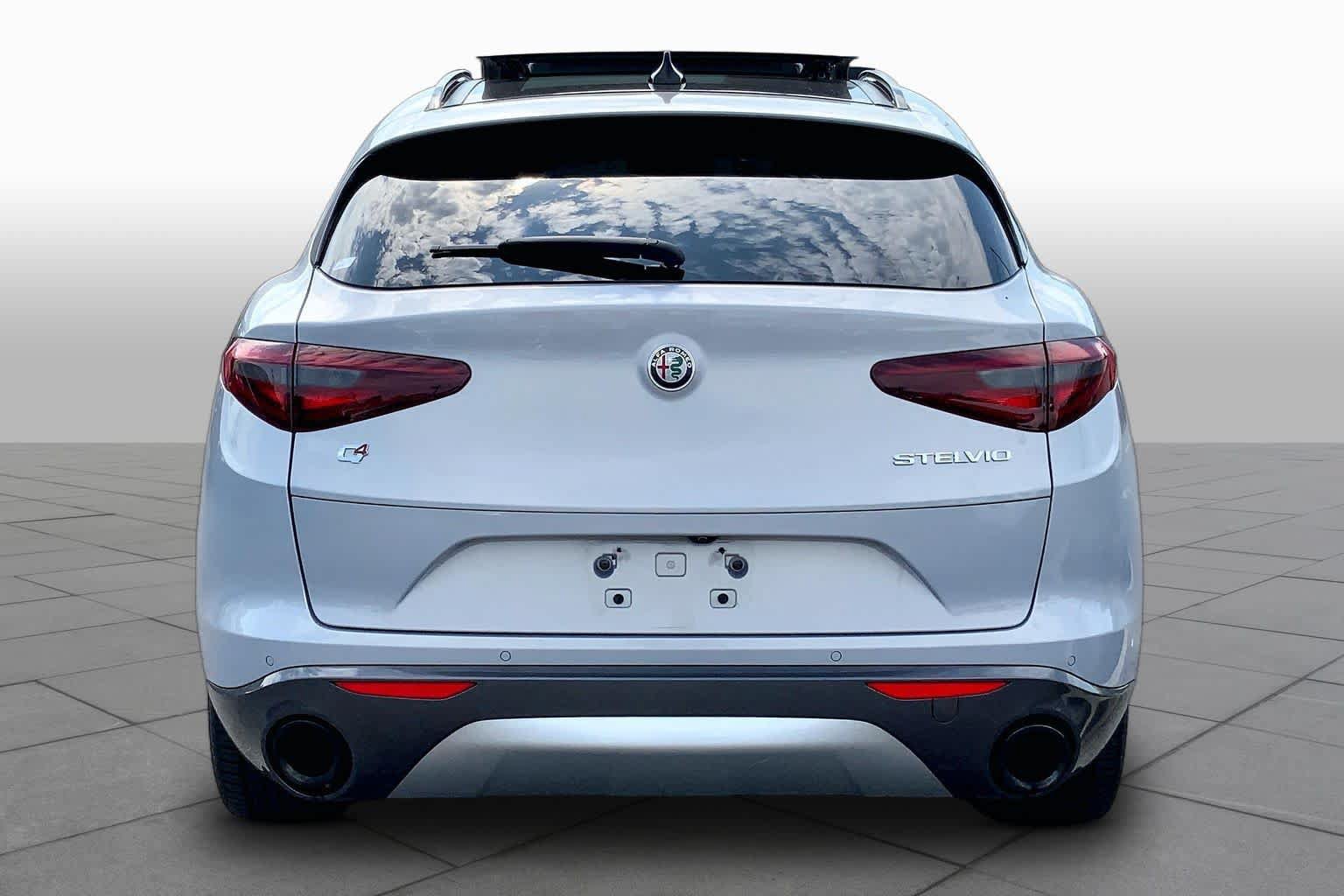 Used 2023 Alfa Romeo Stelvio Ti AWD/4WD image 5