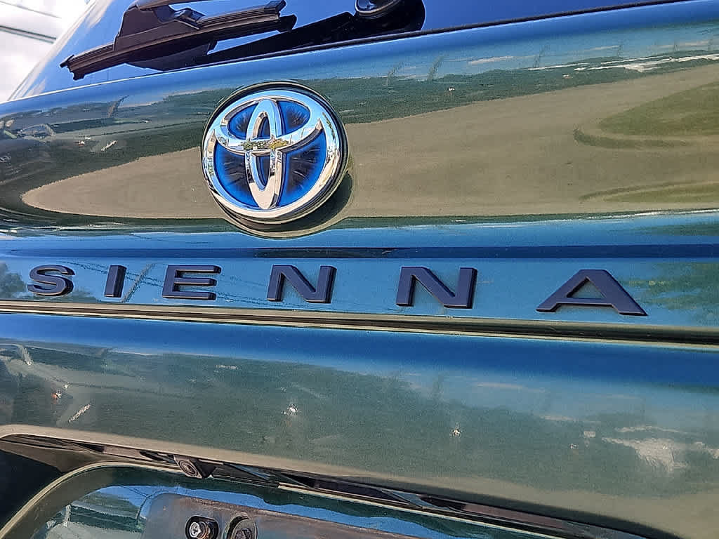 Used 2021 Toyota Sienna XLE FWD image 29