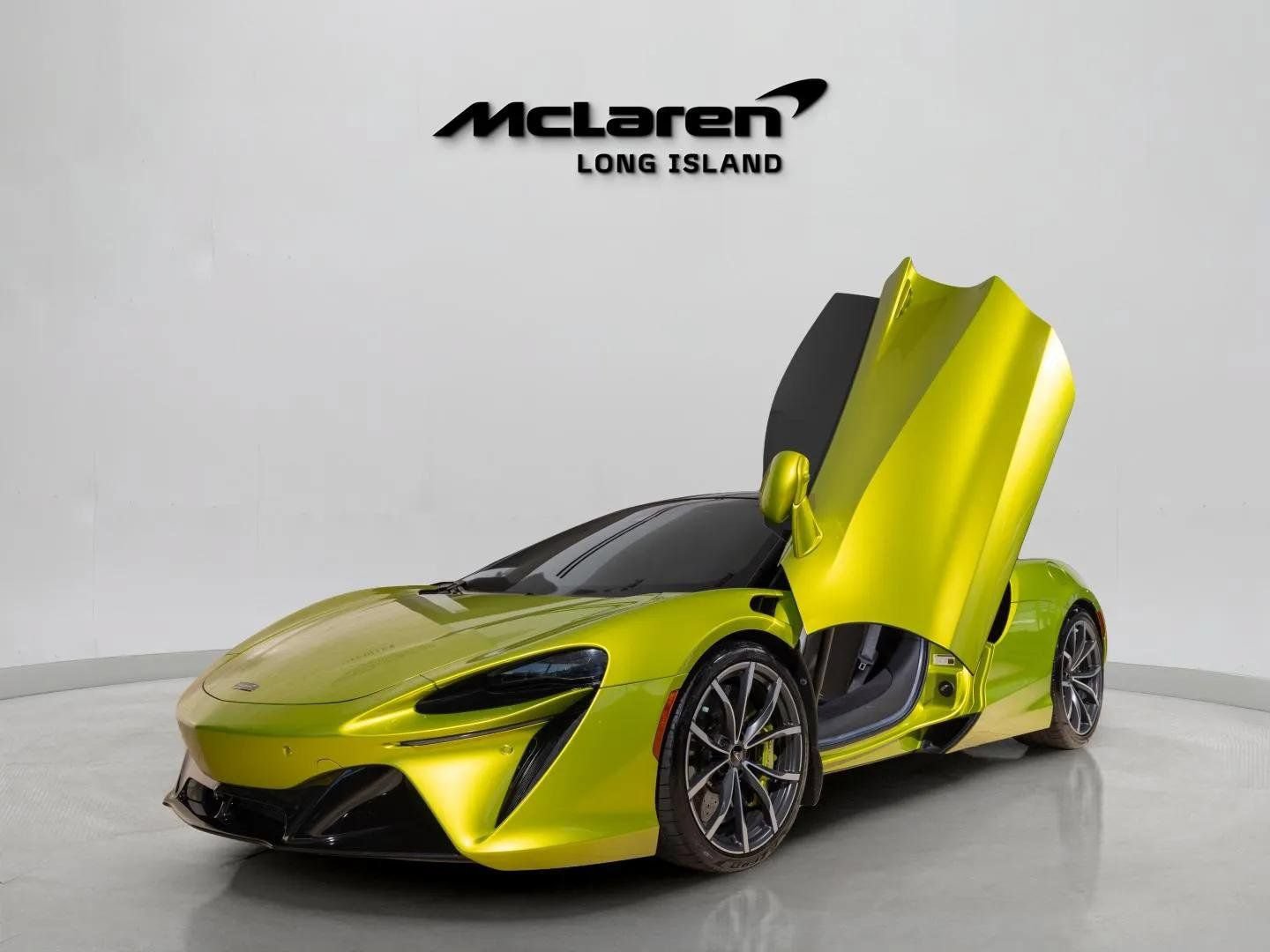 Used 2023 McLaren Artura RWD image 28