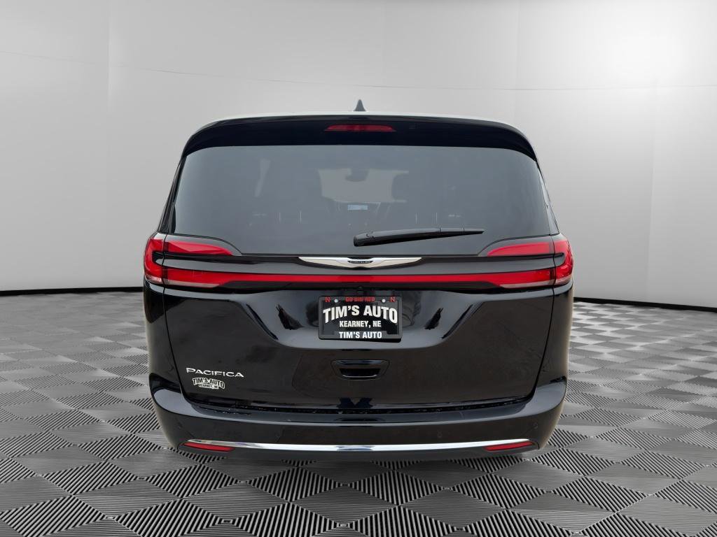 Used 2026 Chrysler Pacifica Select image 4