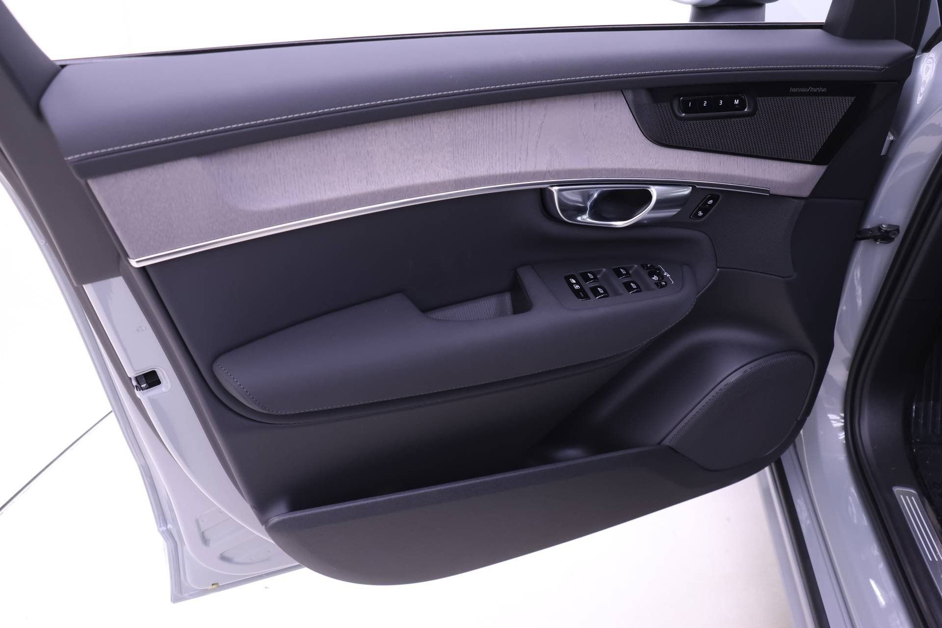 New 2026 Volvo XC90 B6 Ultra w/ Protection Package image 9