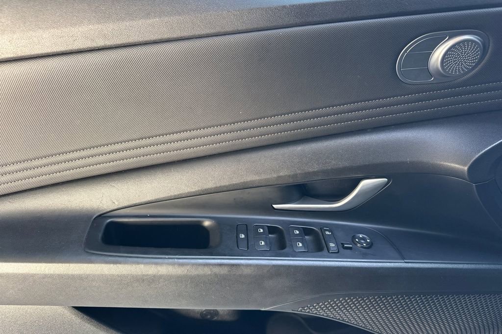 Used 2023 Hyundai Elantra Limited image 11