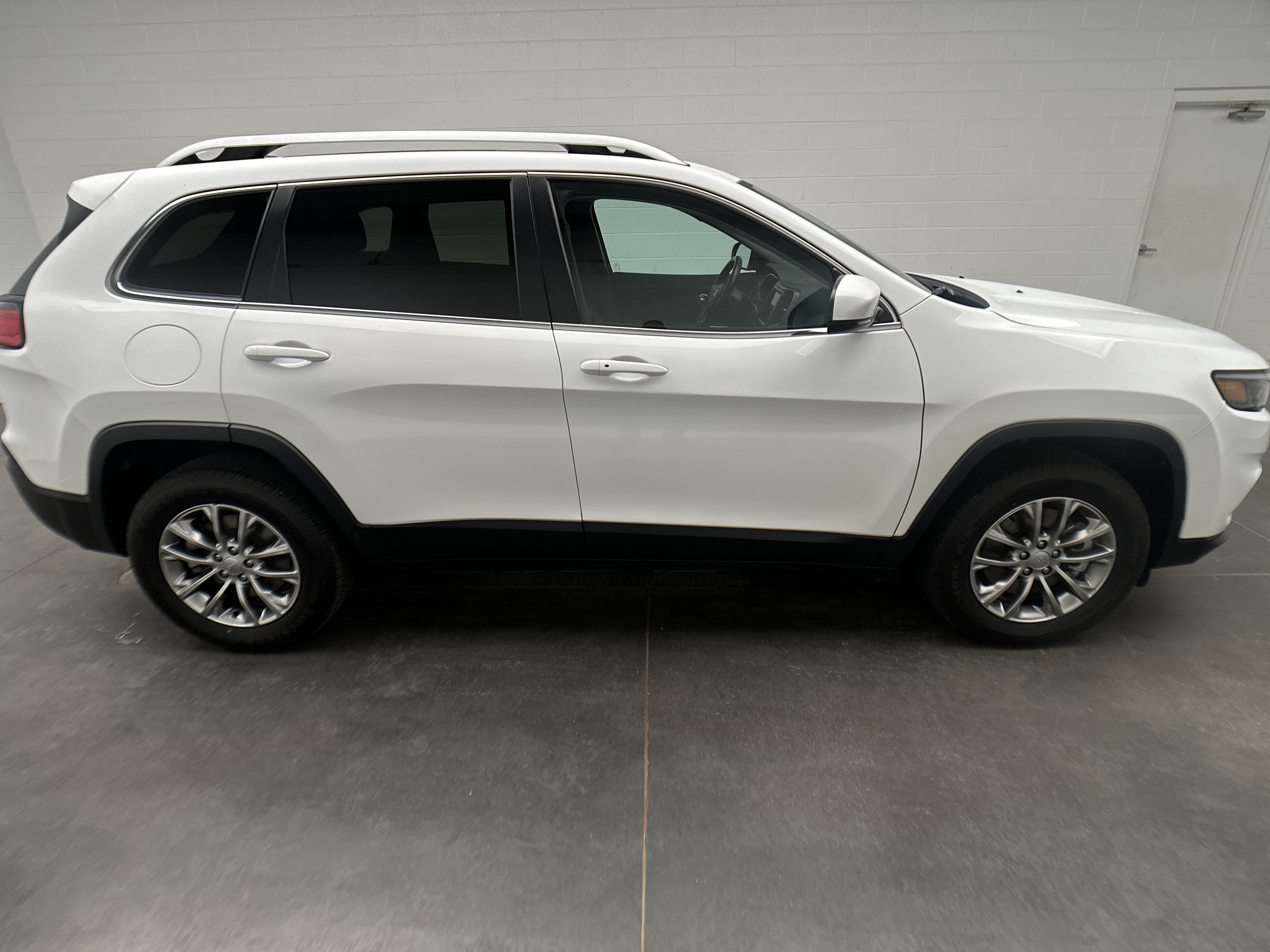 Used 2021 Jeep Cherokee Latitude Lux w/ Sun & Sound Group AWD/4WD image 9