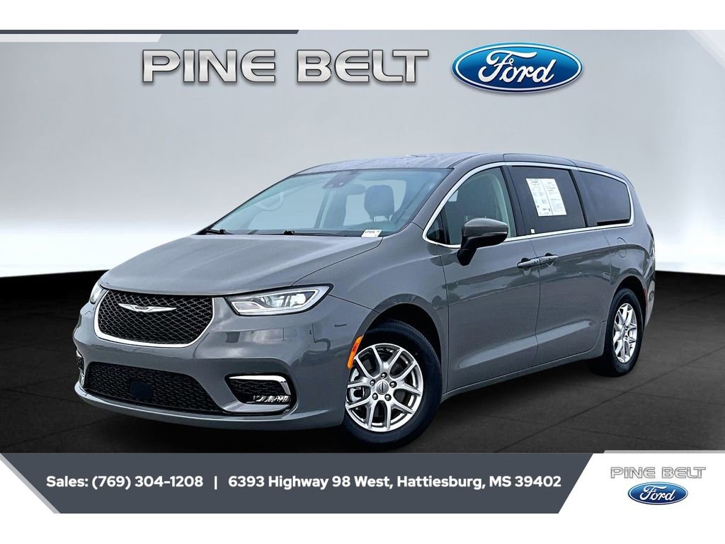 Used 2023 Chrysler Pacifica Touring-L image 10