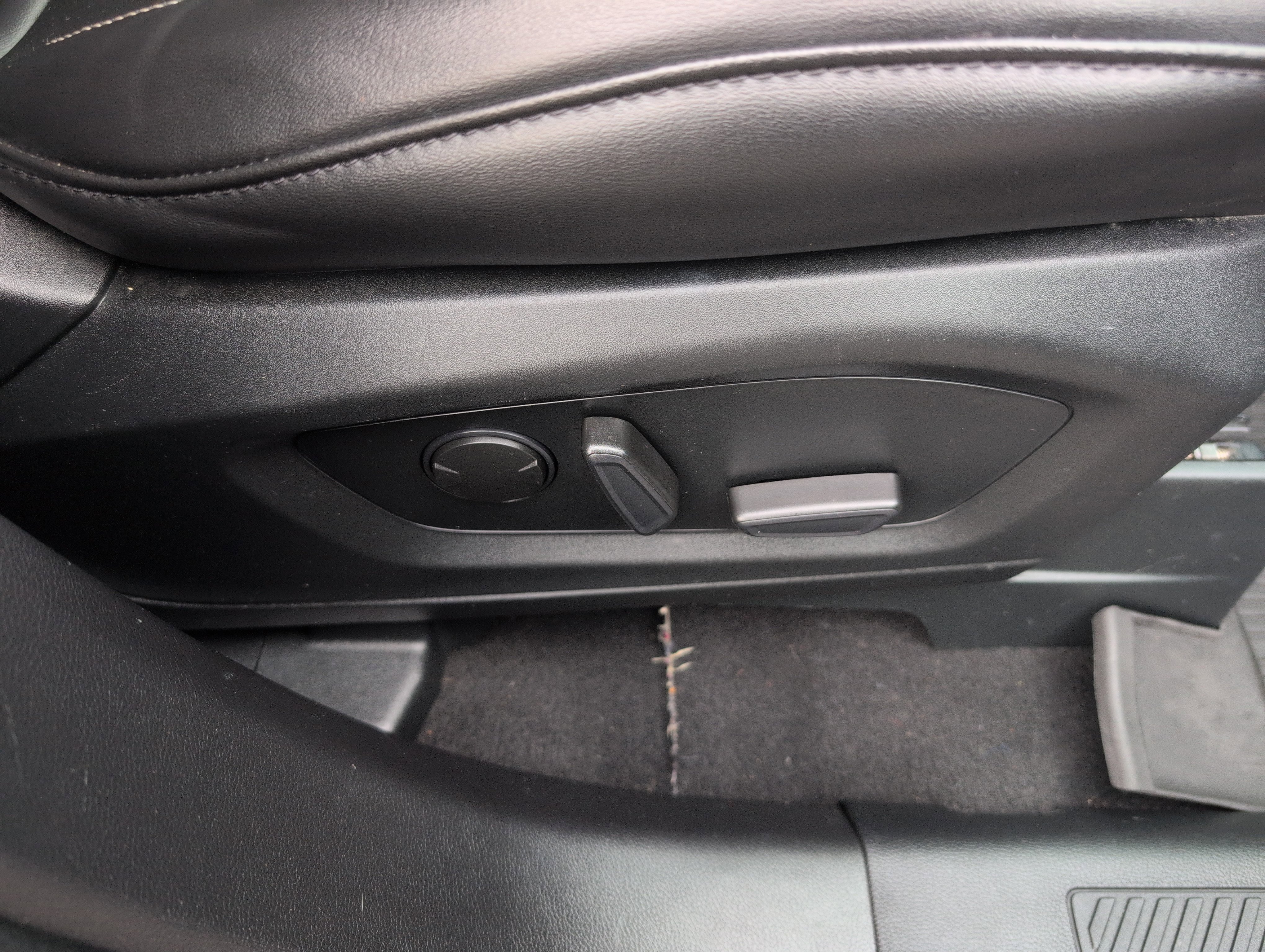 Used 2024 Ford Explorer XLT w/ Equipment Group 202A image 11