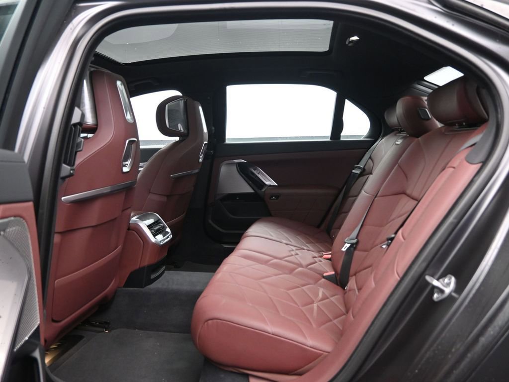 Used 2023 BMW i7 xDrive60 image 32