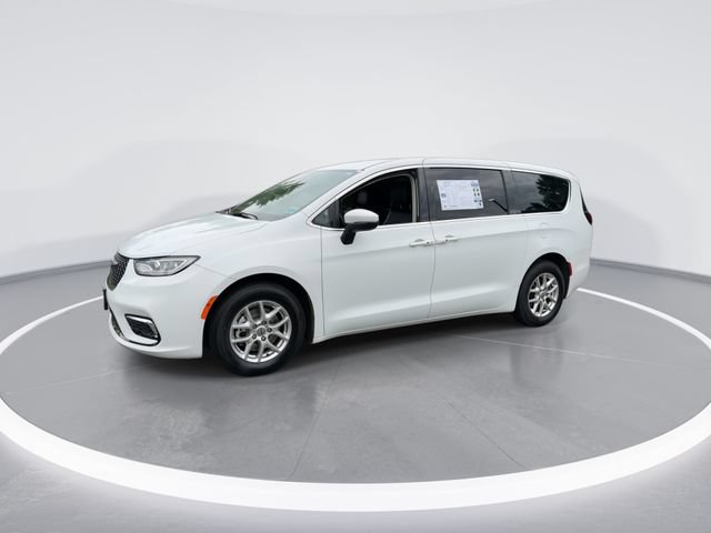 Used 2023 Chrysler Pacifica Touring-L FWD image 4