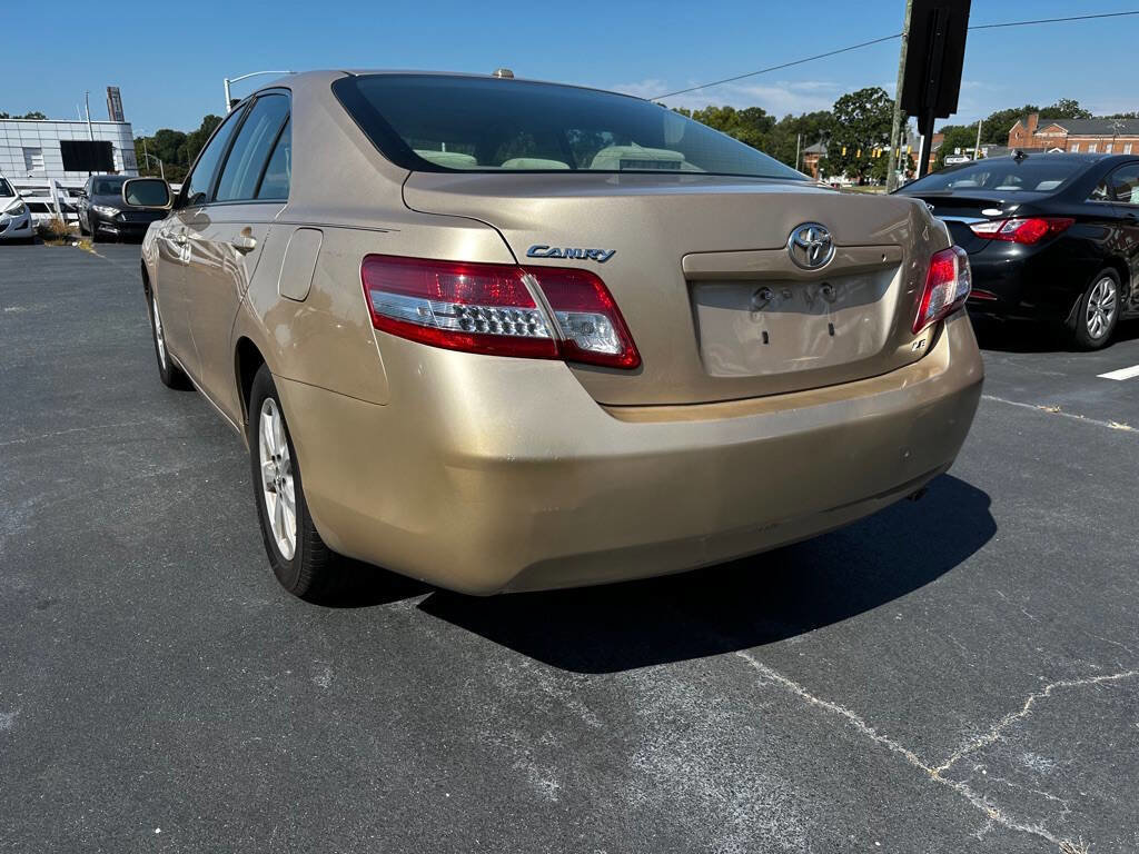 Used 2010 Toyota Camry LE image 4